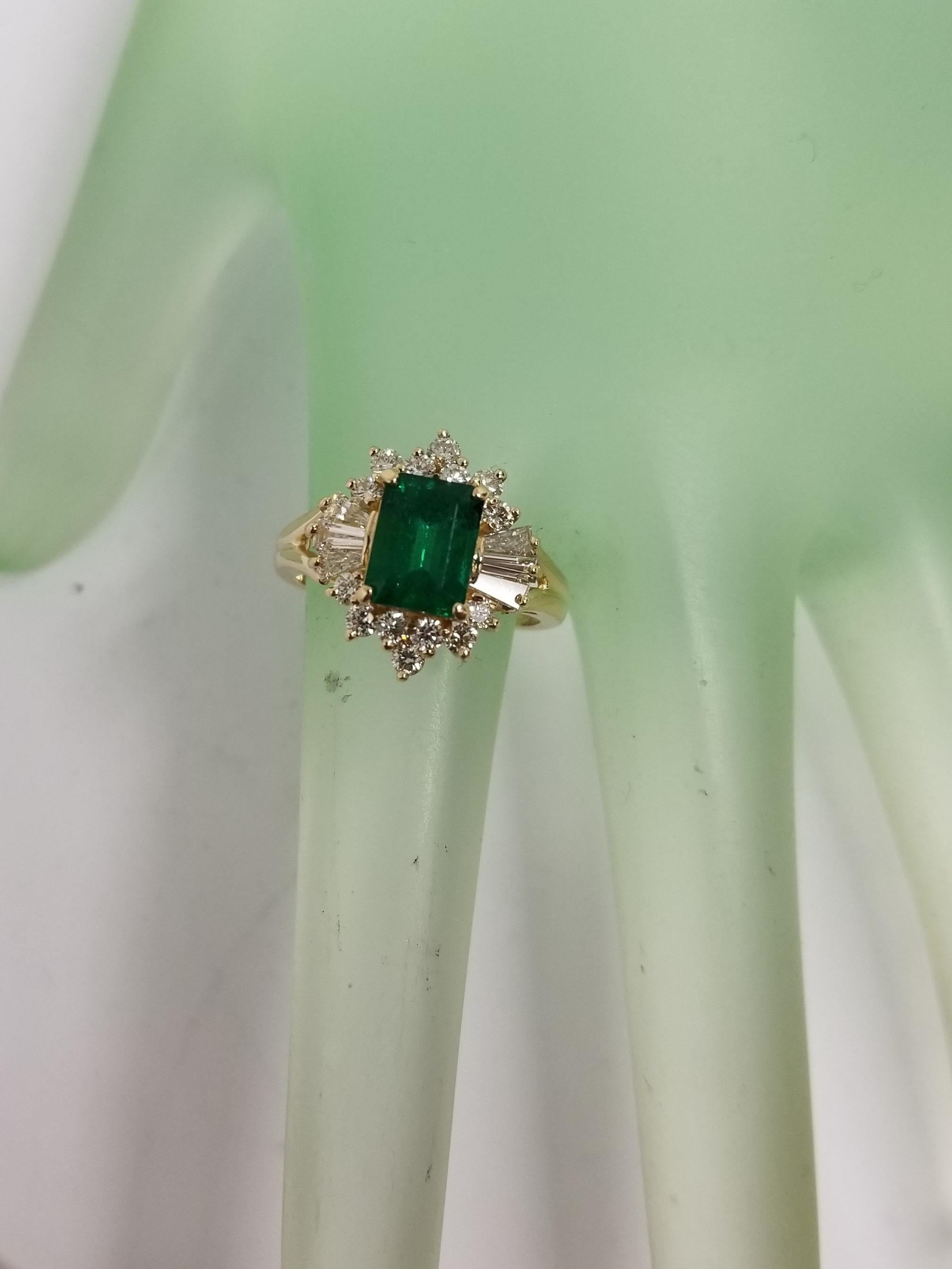 Women's or Men's GIA Certified Emerald 14 Karat Yellow Gold Emerald Diamond Ring