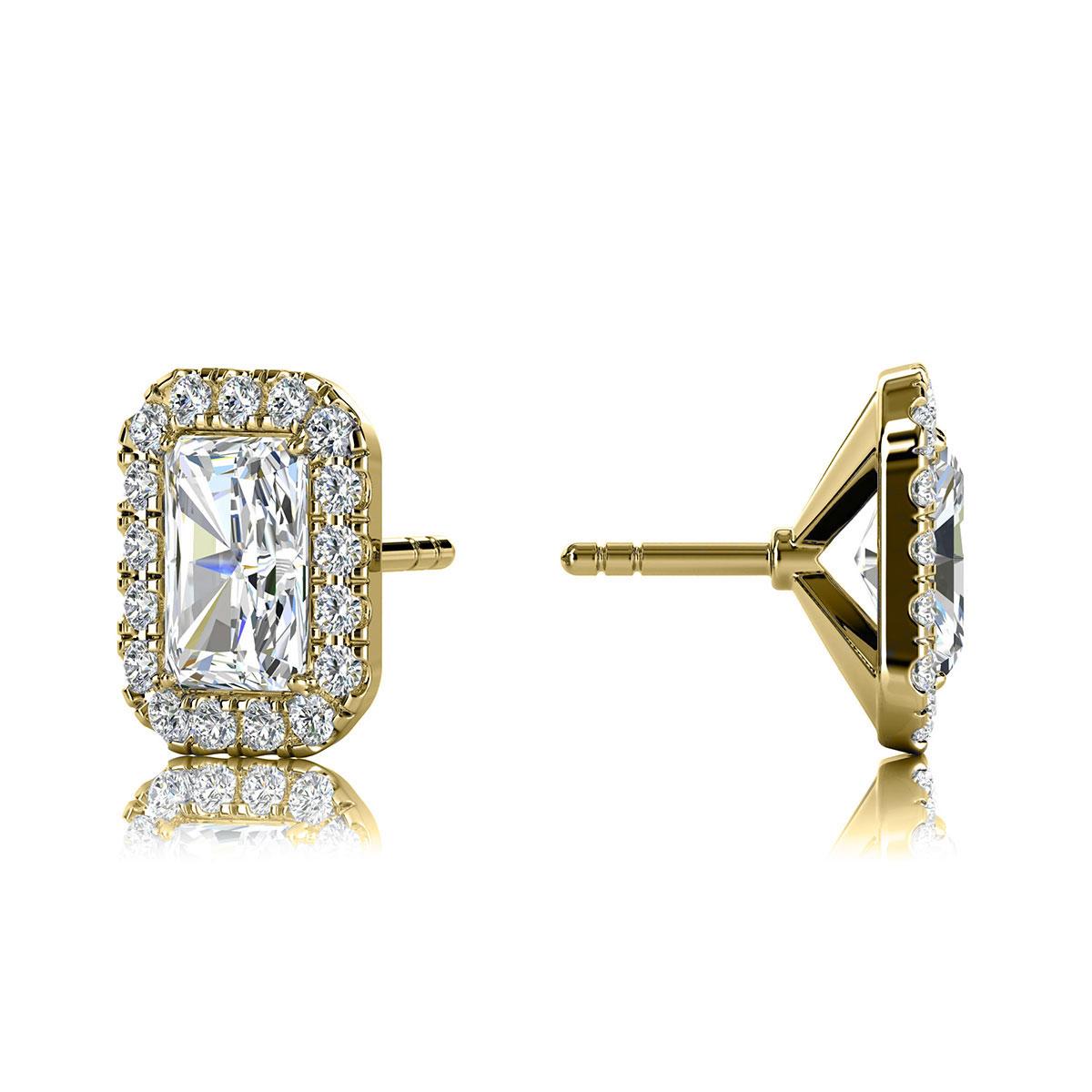 Taille émeraude Boucles d'oreilles en or jaune 14 carats avec halo d'émeraudes et diamants de 1 1/2 carat en vente