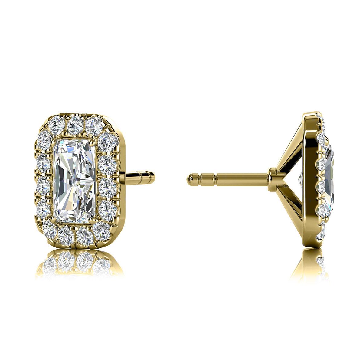 Taille émeraude Boucles d'oreilles en or jaune 14 carats avec halo d'émeraudes et diamants de 1 carat en vente