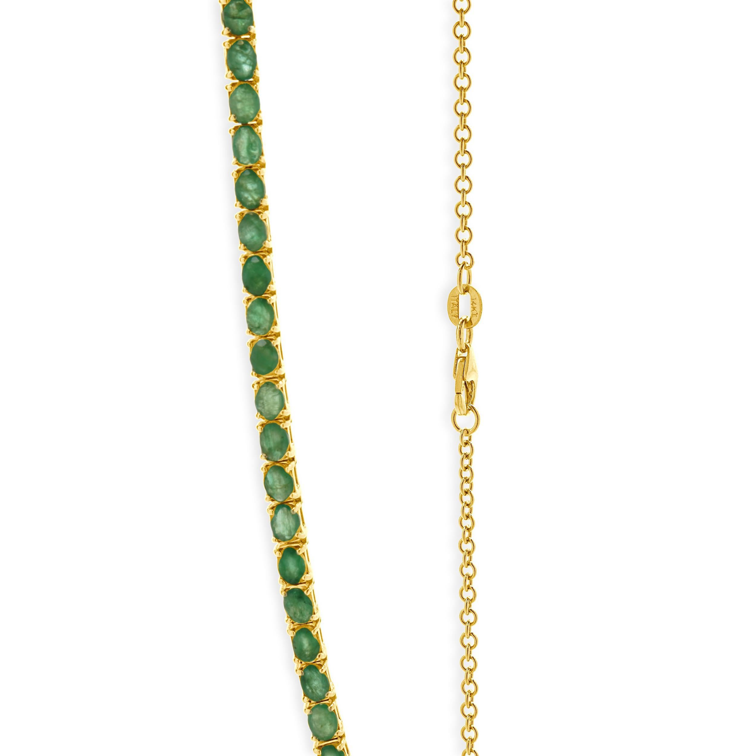 Taille ovale Collier en or jaune 14 carats avec émeraudes en vente