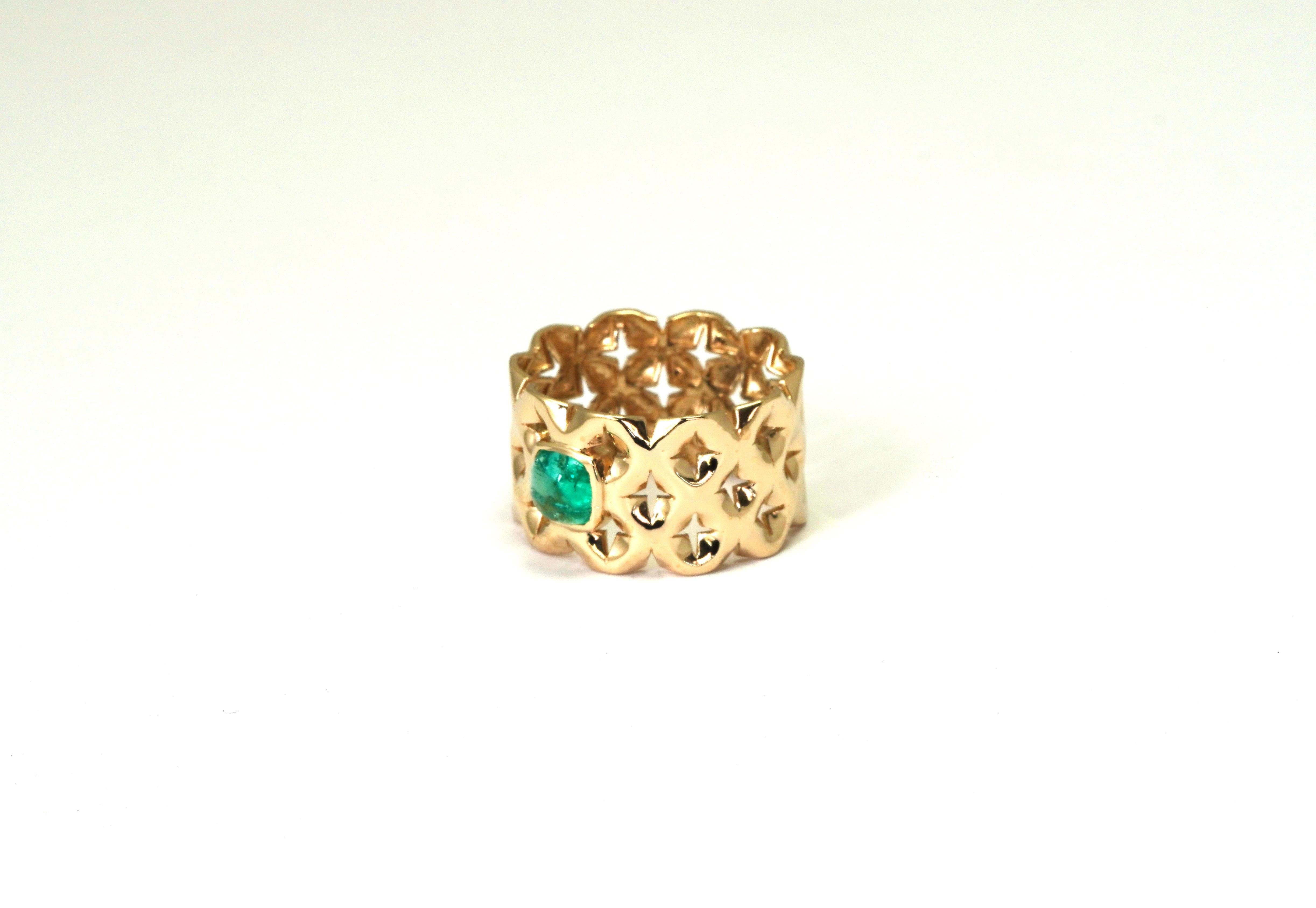 14 kt Yellow Gold ring with Emerald
Gold color: Yellow
Ring size: 7 US
Total weight: 3.94 grams

Set with:
- Emerald
Origin: Colombia 
Cut: Cabochon
Weight: 0.78 ct.
Color: Green
