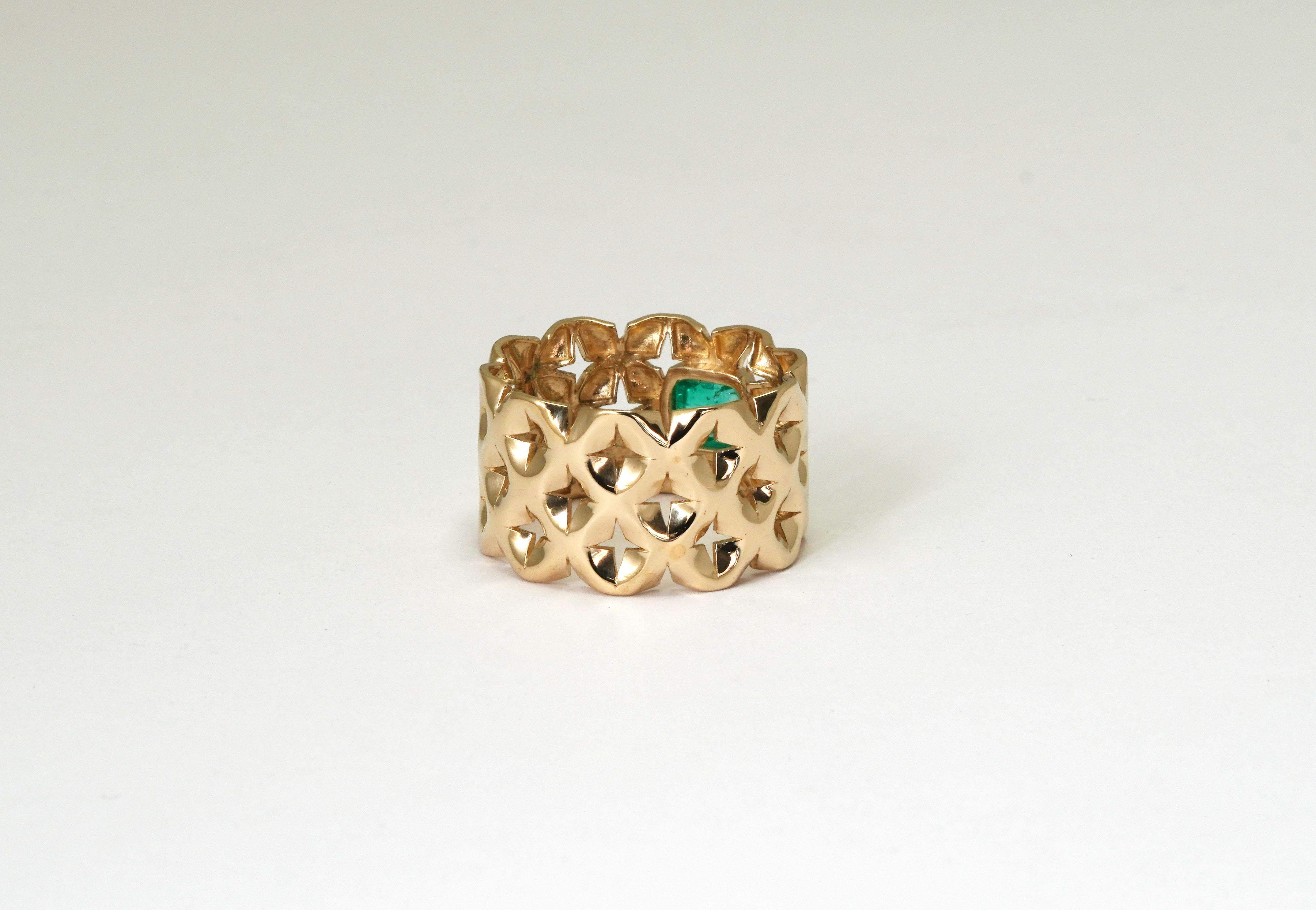 14 Karat Yellow Gold Emerald Ring In New Condition For Sale In София, BG