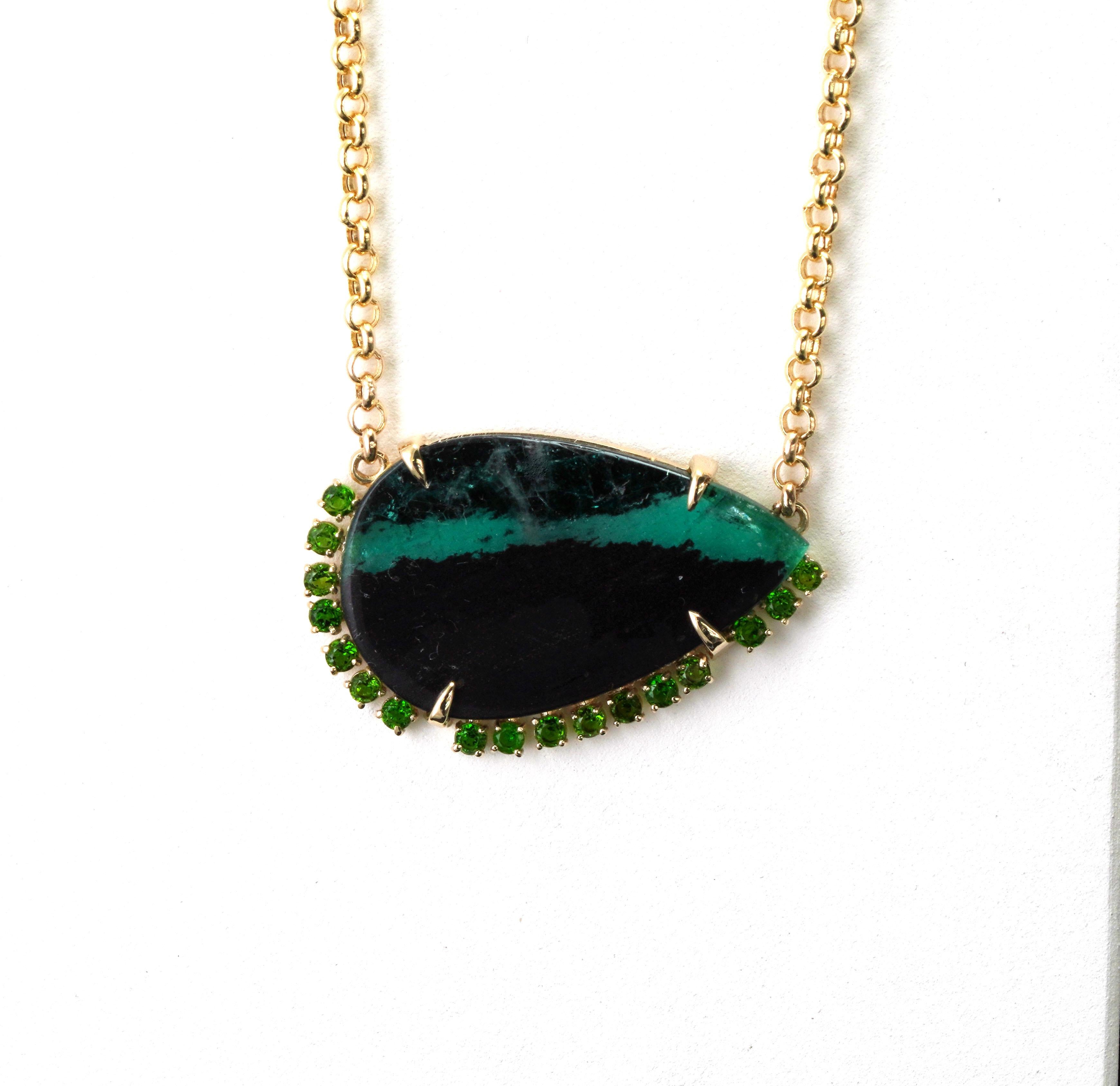 Collier en or 14 kt avec émeraude Trapiche Diopsite  
Couleur or : jaune
Dimensions : 53 cm de longueur
Poids total : 6,83 grammes

Set avec :
- Emeraude Trapiche
Taille : Cabochon/ Brilliante 
Poids : 8,02 carats
Couleur : Vert
Pays d'origine :