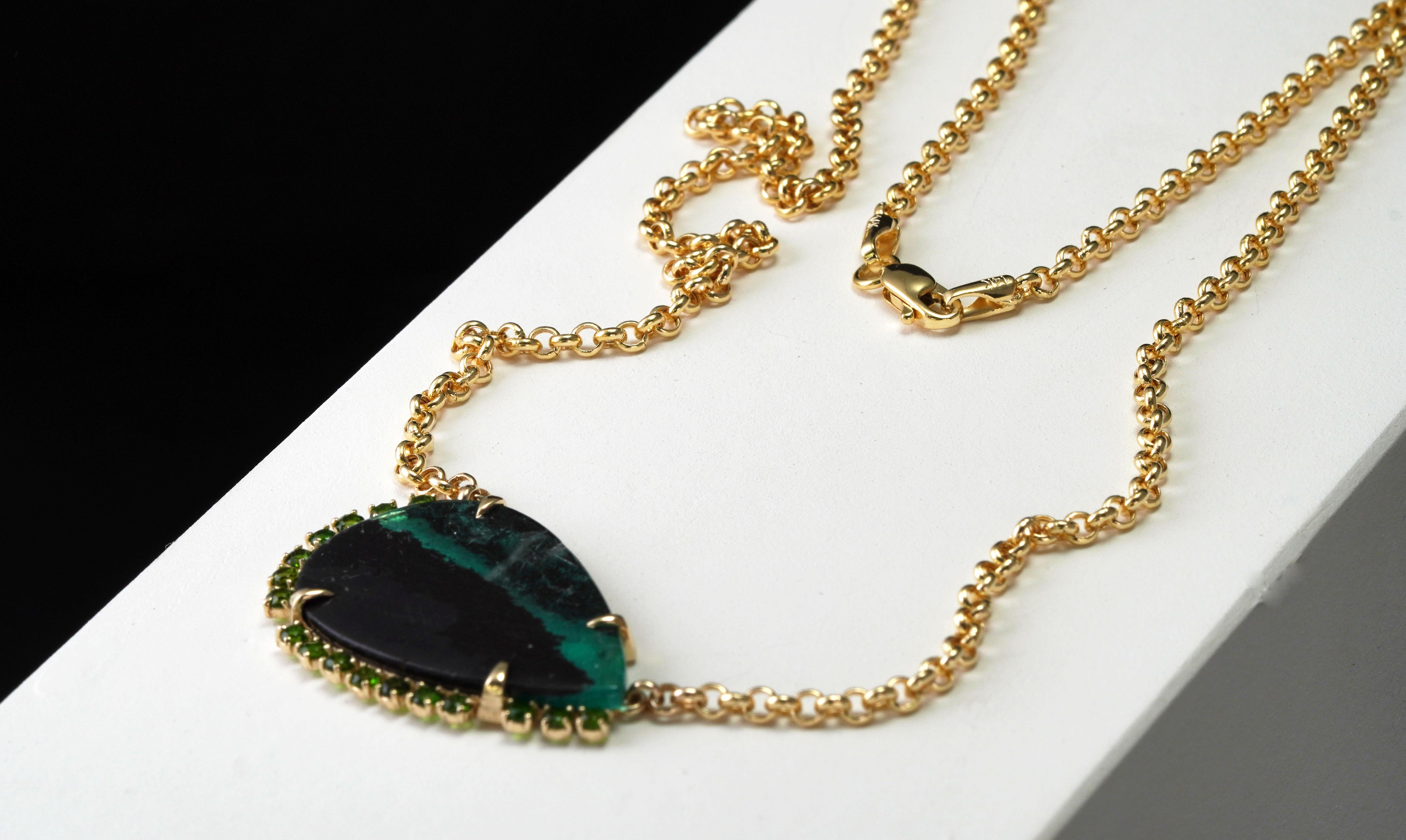 Collier Trapiche Dopsite en or jaune 14 carats avec émeraudes en vente 1