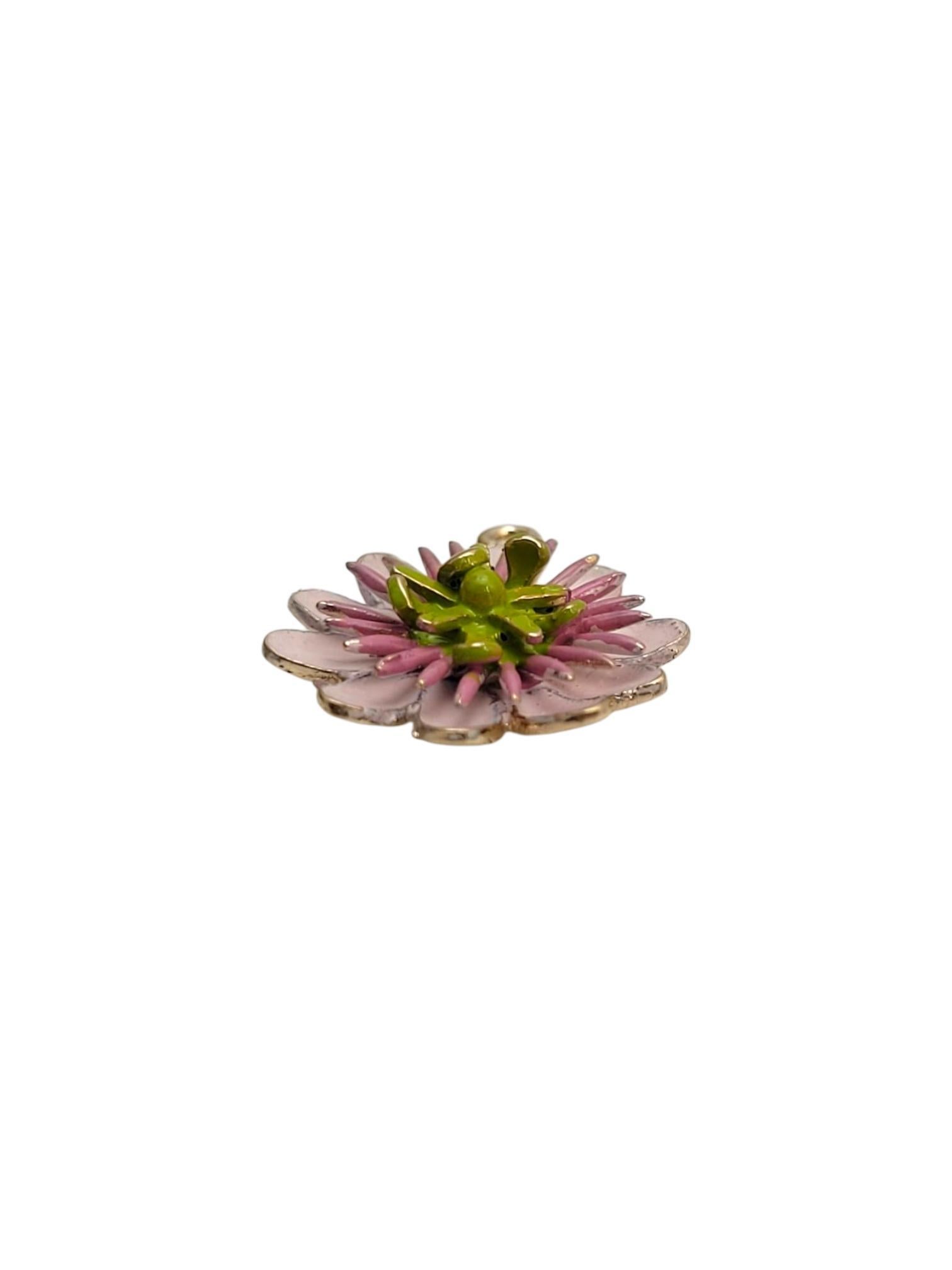 Colgante Flor de Esmalte de Oro Amarillo de 14 Kilates #21643 en Bueno estado para la venta en Washington Depot, CT