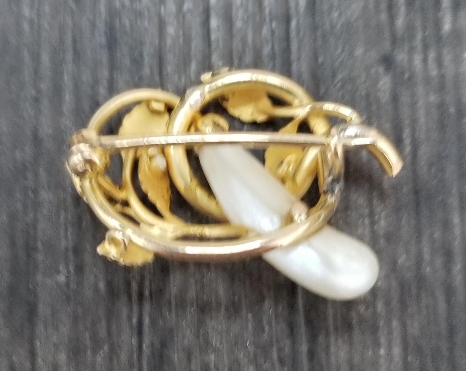 14 Karat Yellow Gold Enamel Pearl and Diamond Pin In Good Condition In Los Angeles, CA