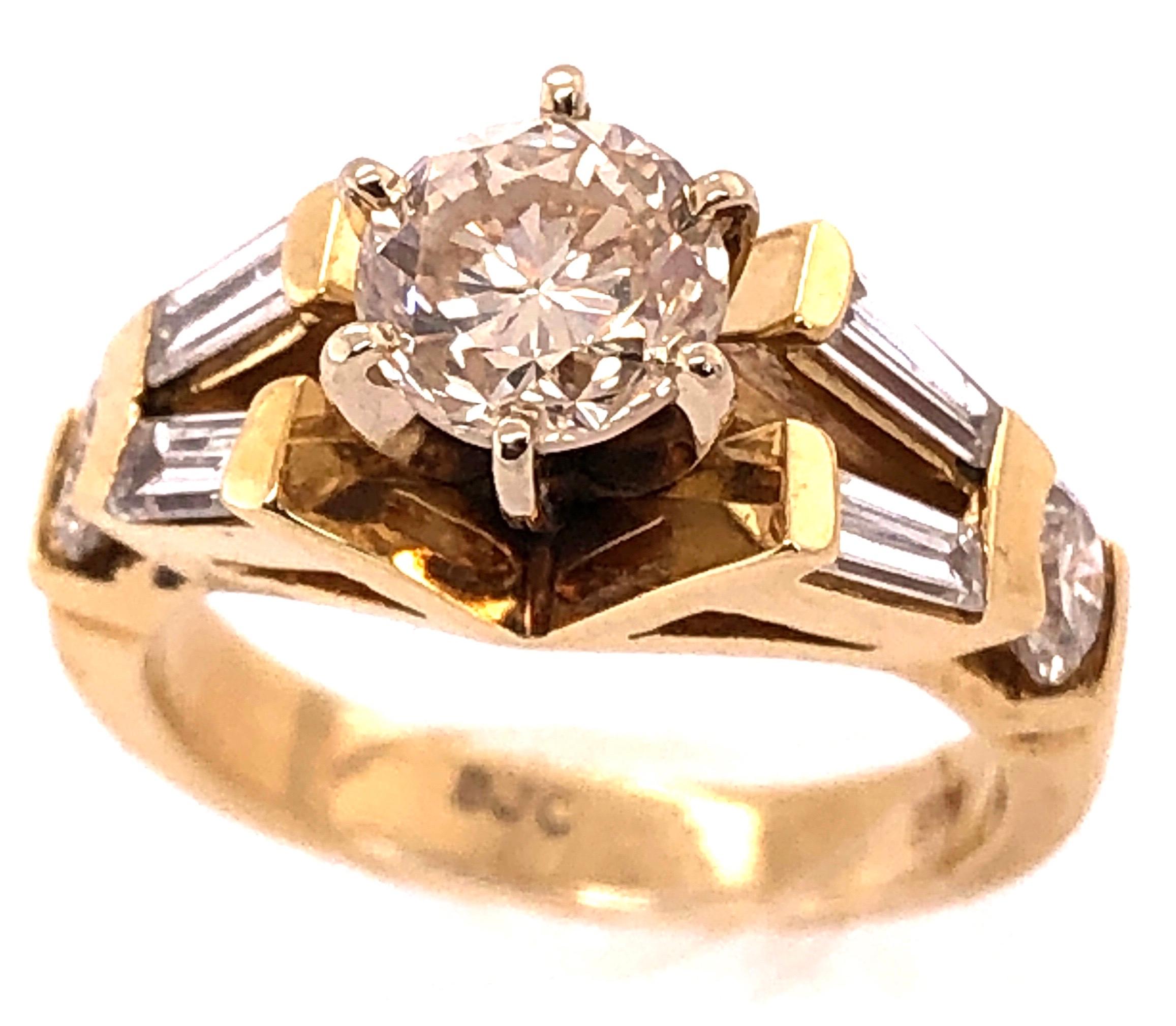 Bague de fiançailles en or jaune 14 carats Poids total des diamants : 1,50.
Taille 5.5
Poids total : 6,29 grammes.
Pierre centrale environ .90