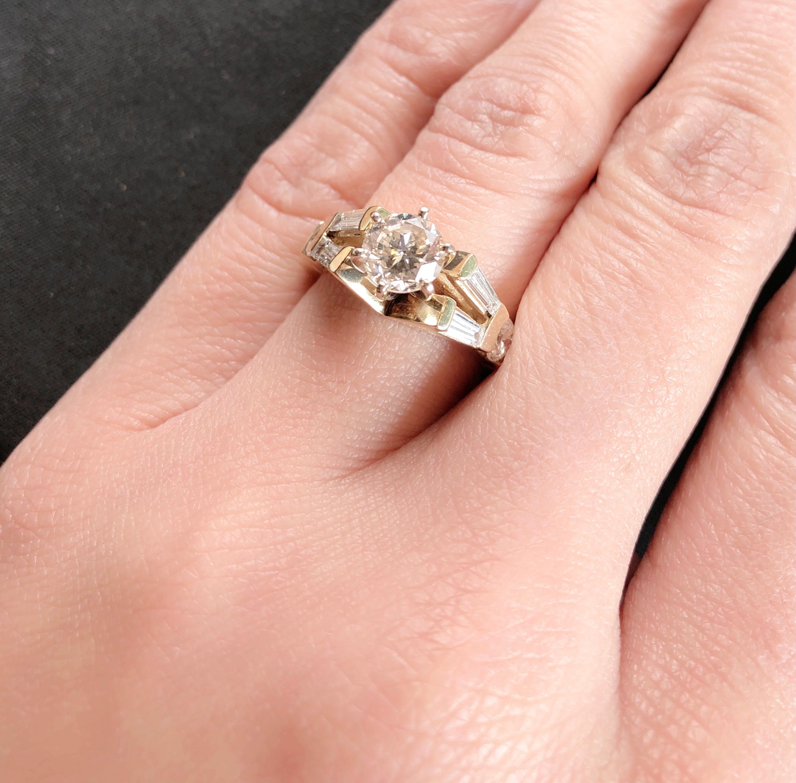 14 Karat Gelbgold Verlobungsring 1,50 Gesamt Diamantgewicht (Rundschliff) im Angebot