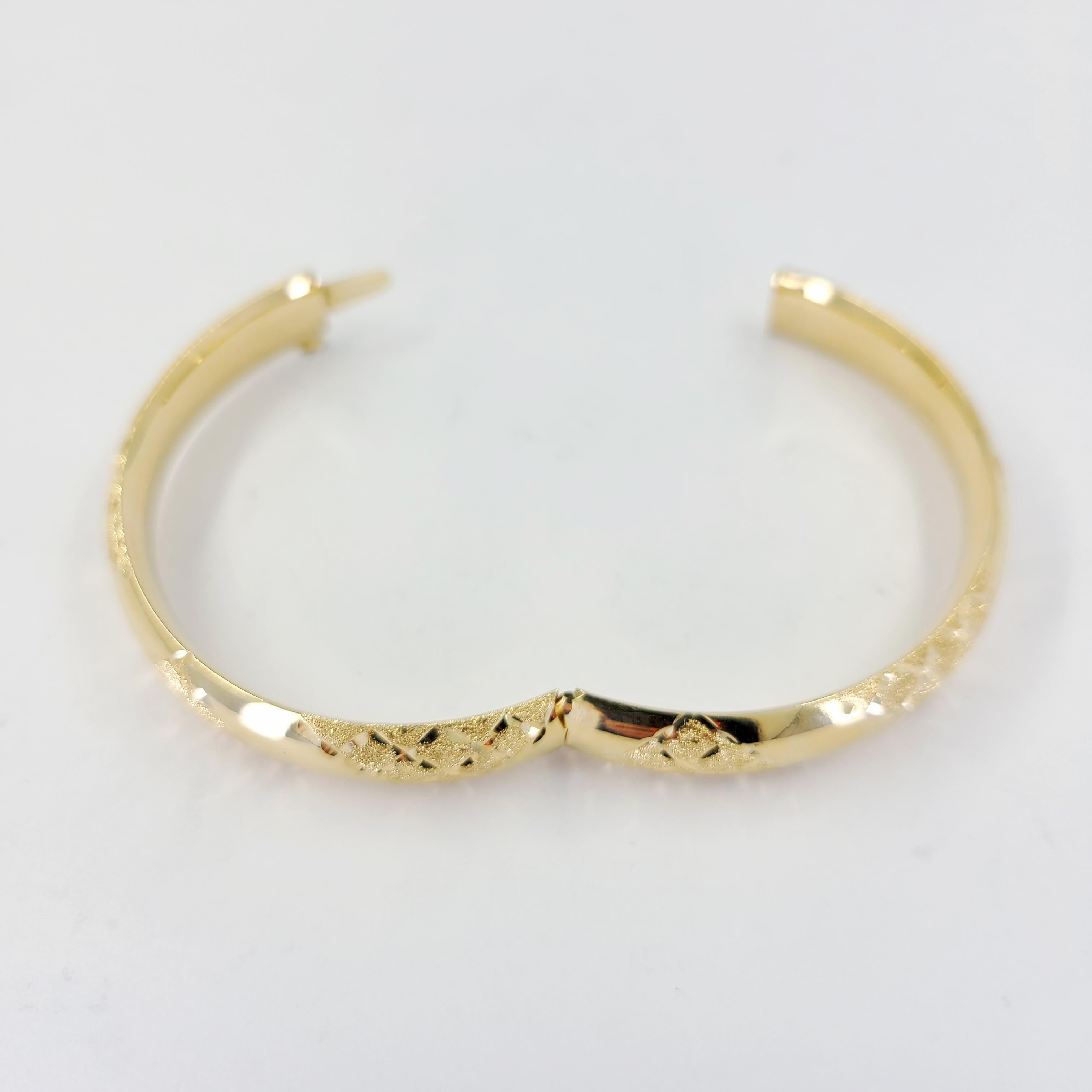 14 Karat Yellow Gold Engraved Hinged Bangle Bracelet In Good Condition In Coral Gables, FL