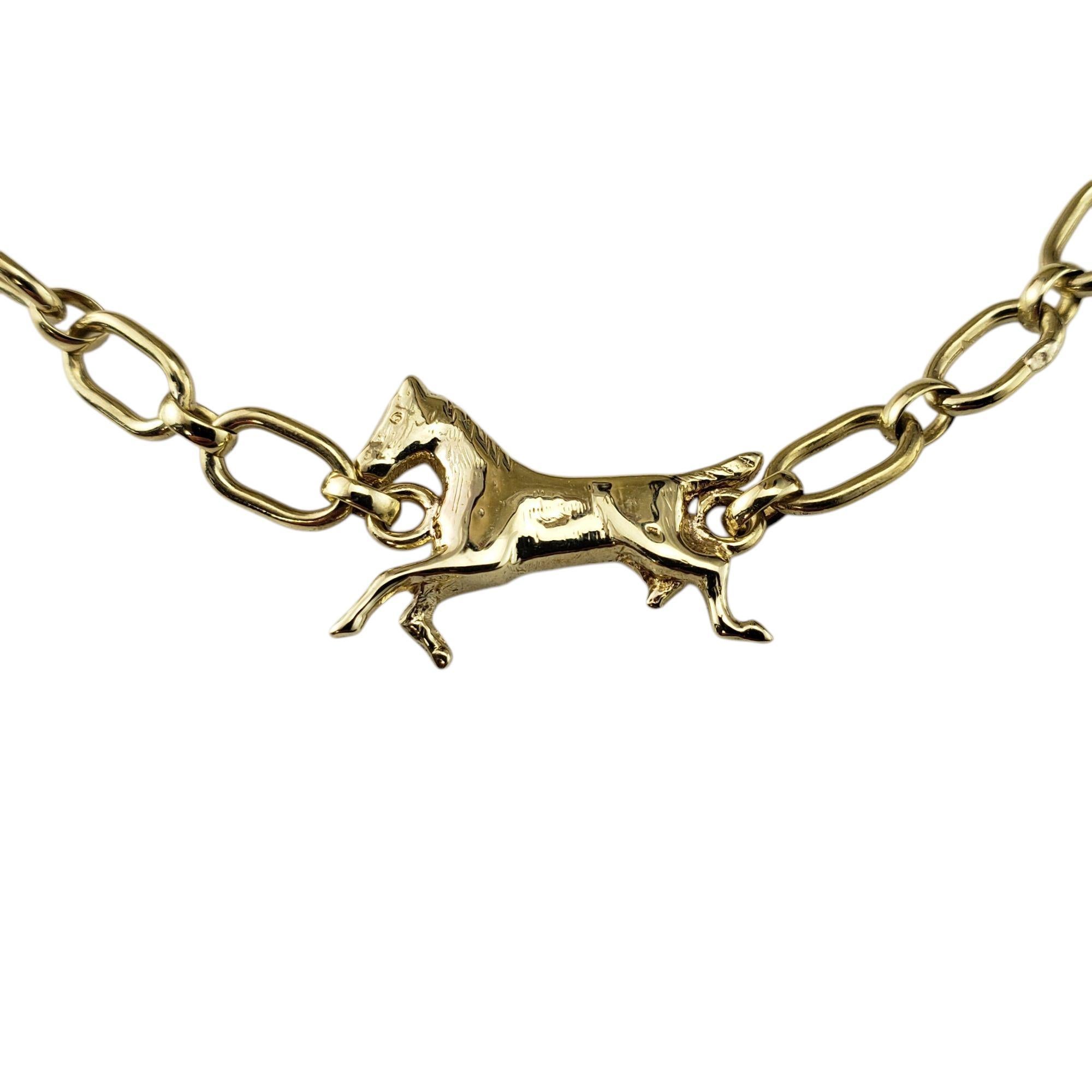 Bracelet à breloques équestres en or jaune 14 carats

Fabriqué en or jaune 14 carats, cet élégant bracelet à breloques sur le thème de l'équitation comporte trois breloques finement détaillées : un cheval, un fer à cheval et un étrier. Chaque