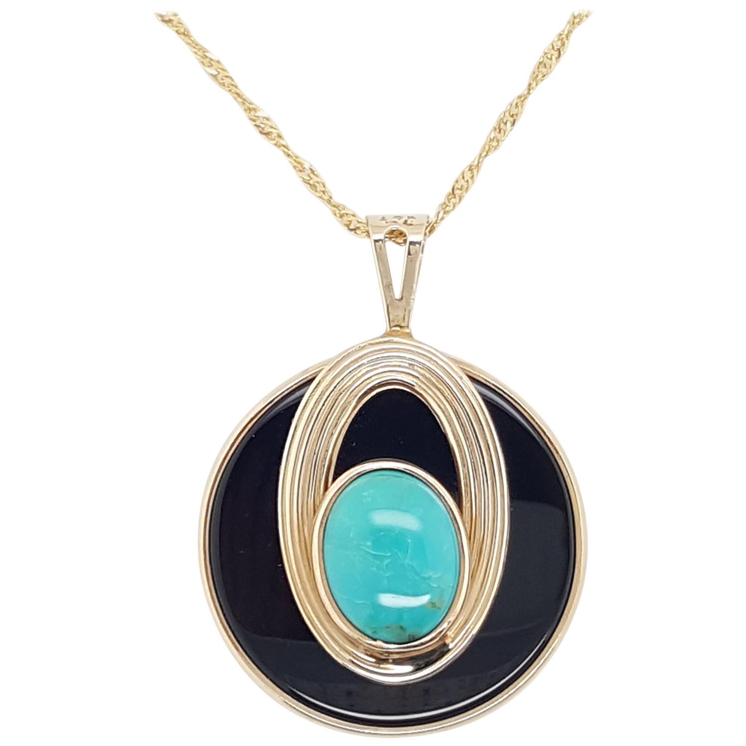 14 Karat Yellow Gold Estate Onyx Disk Topped with Howlite Pendant and Chain For Sale