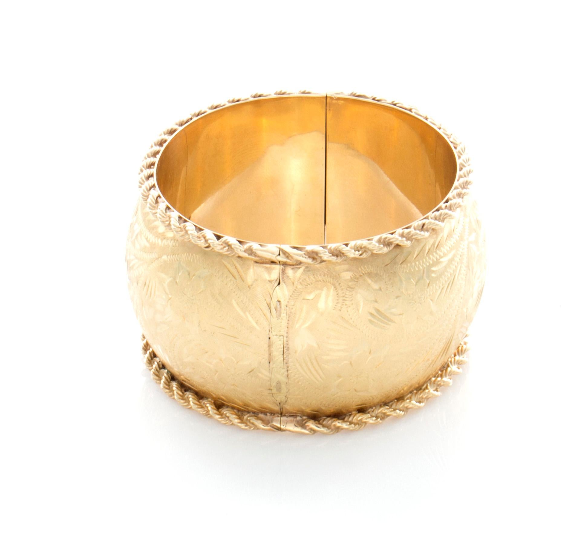 14 Karat Yellow Gold Etched Bangle Bracelet In Good Condition For Sale In Mobile, AL