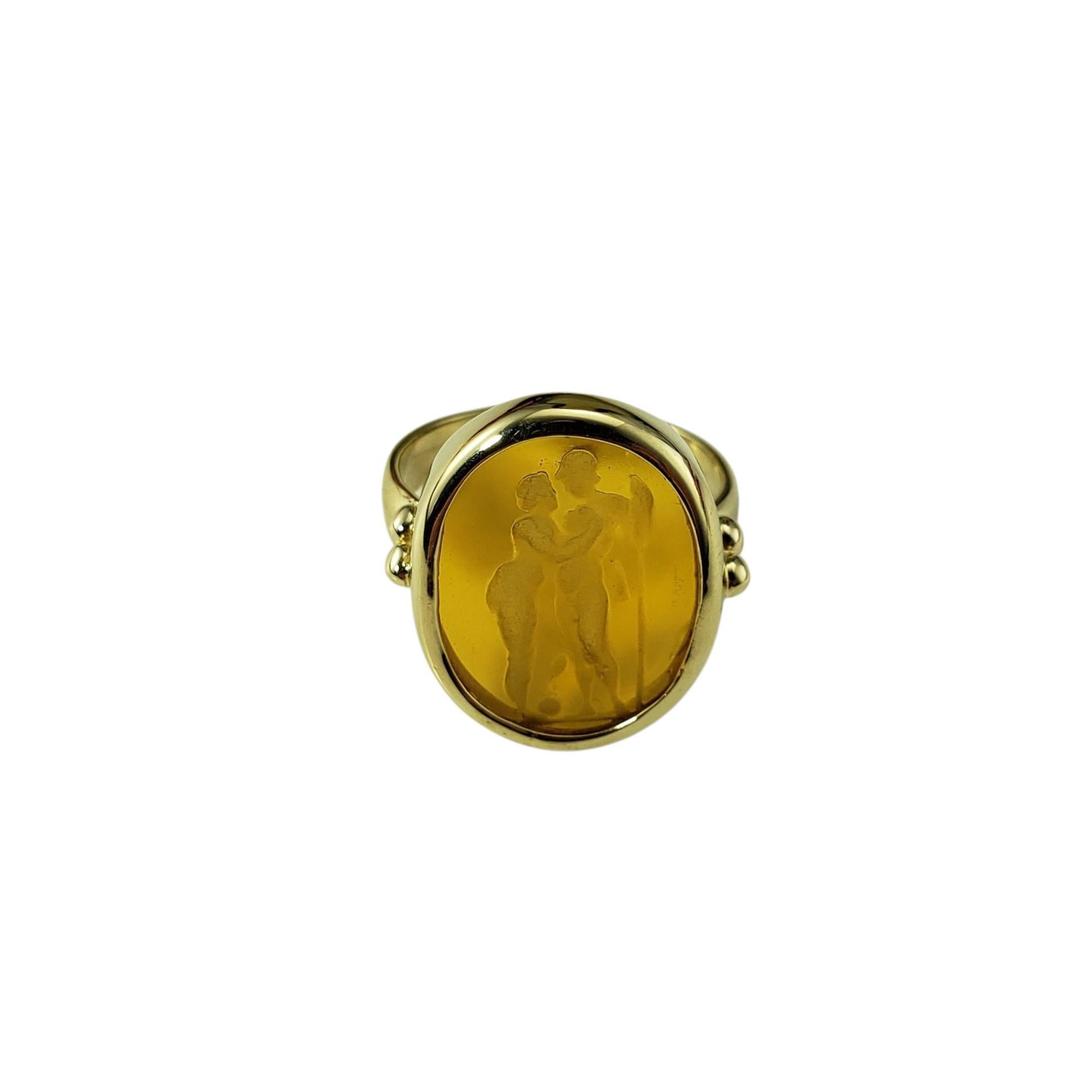 Bague en or jaune 14 carats avec camée en verre gravé Taille 9-9.25

Rehaussez votre collection de bijoux avec cette magnifique bague ornée d'un camée gravé en verre jaune doré. La scène romantique est délicatement sculptée et sertie dans de l'or