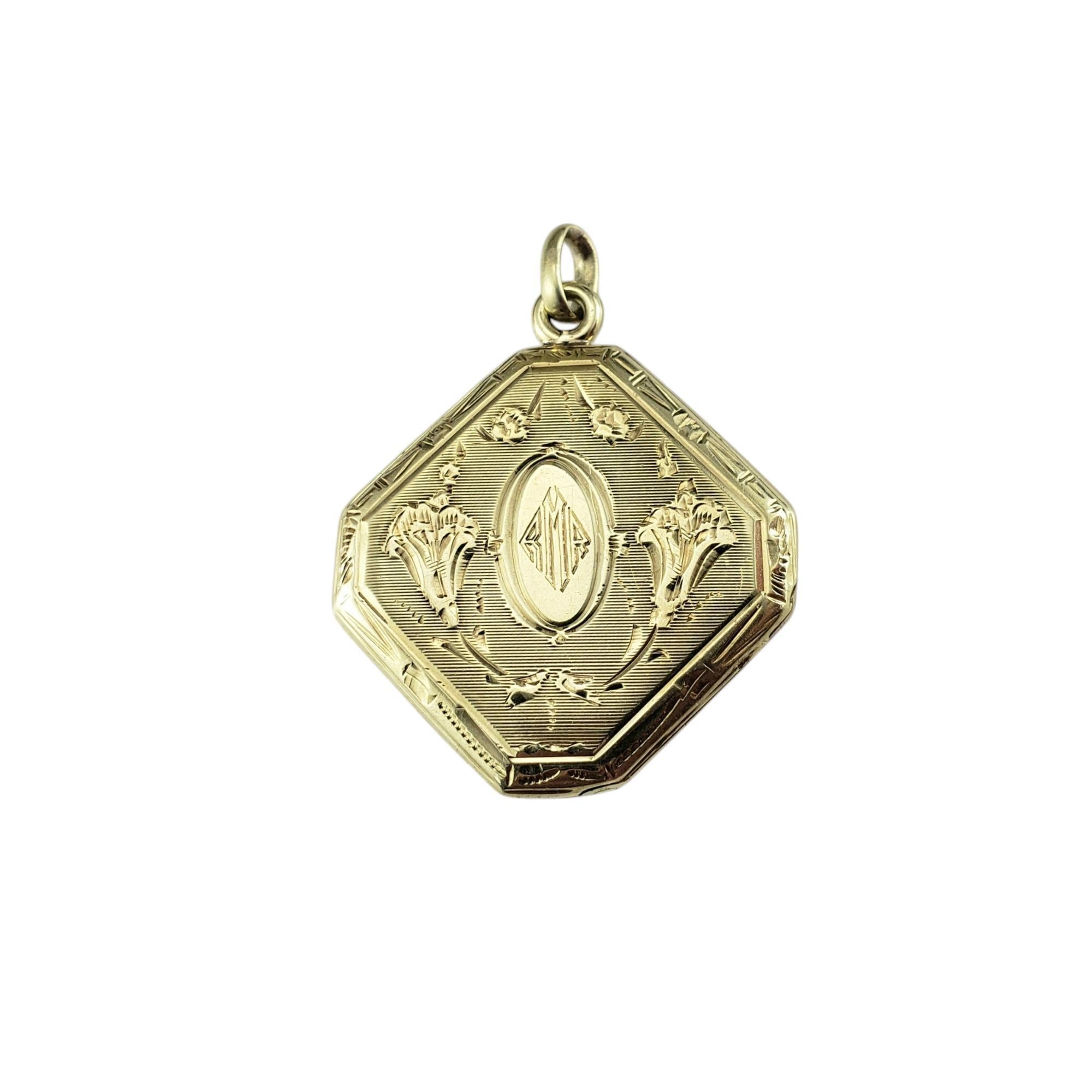 Pendentif en or jaune 14 carats avec médaillon gravé

Ce magnifique médaillon double face en or jaune 14 carats est orné d'un motif floral gravé et du monogramme 