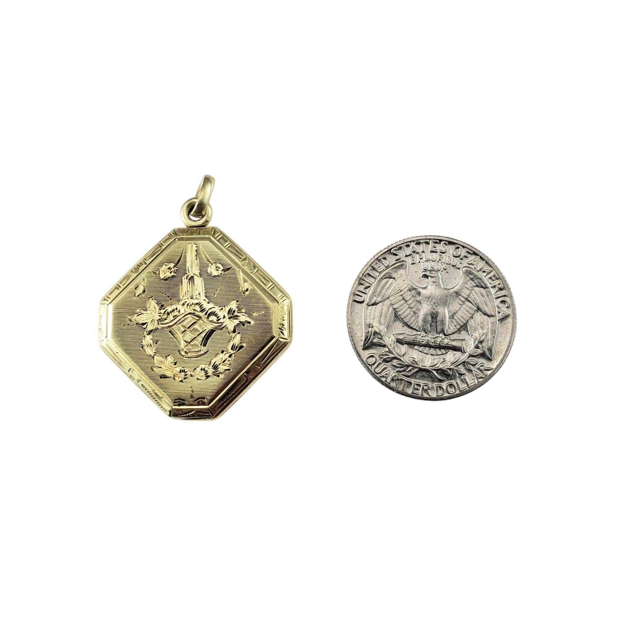 Pendentif médaillon en or jaune 14 carats #19937 Pour femmes en vente