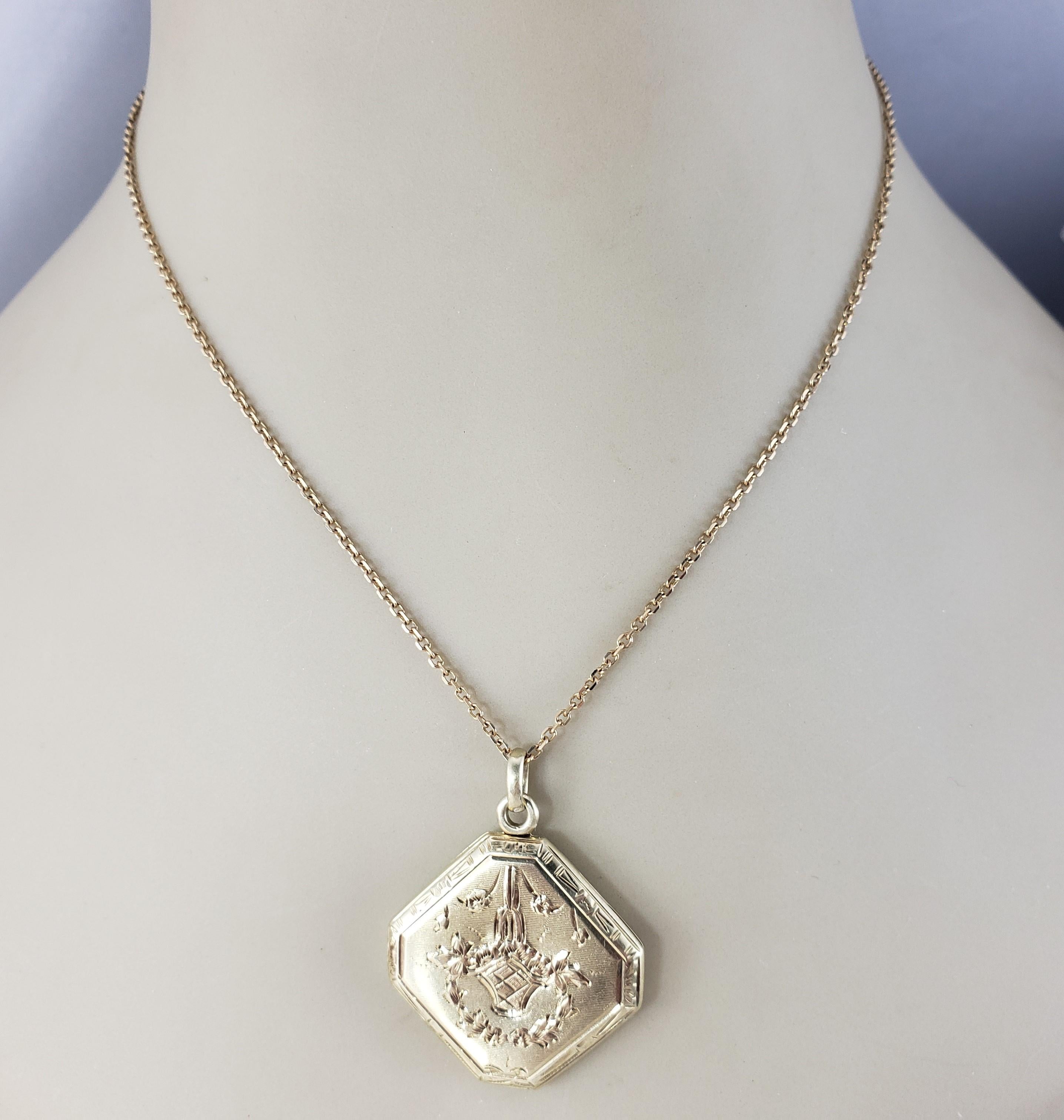 Pendentif médaillon en or jaune 14 carats #19937 en vente 2