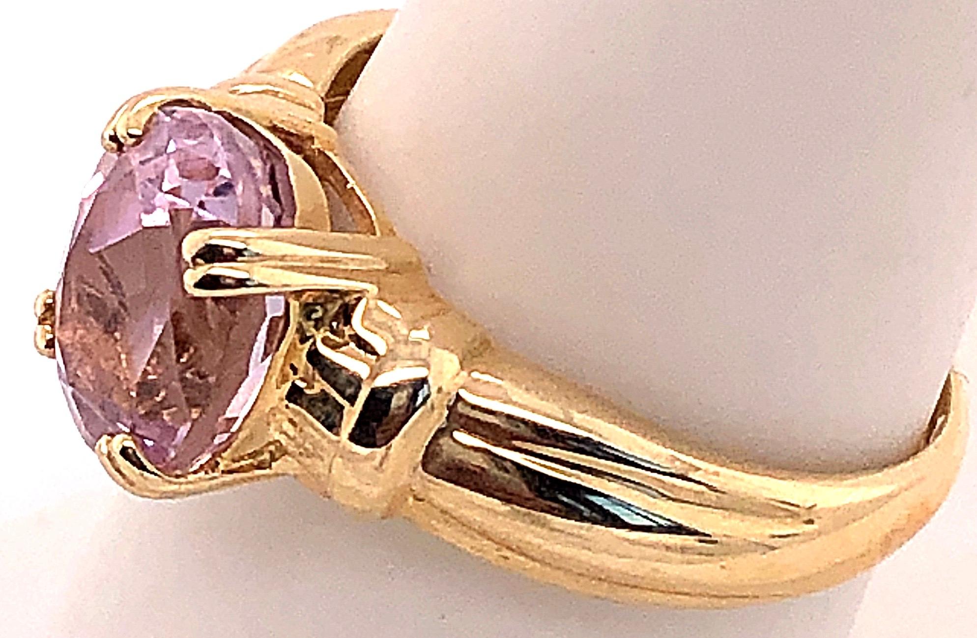 14 Karat Yellow Gold Fashion Oval Amethyst Ring In Good Condition For Sale In Stamford, CT