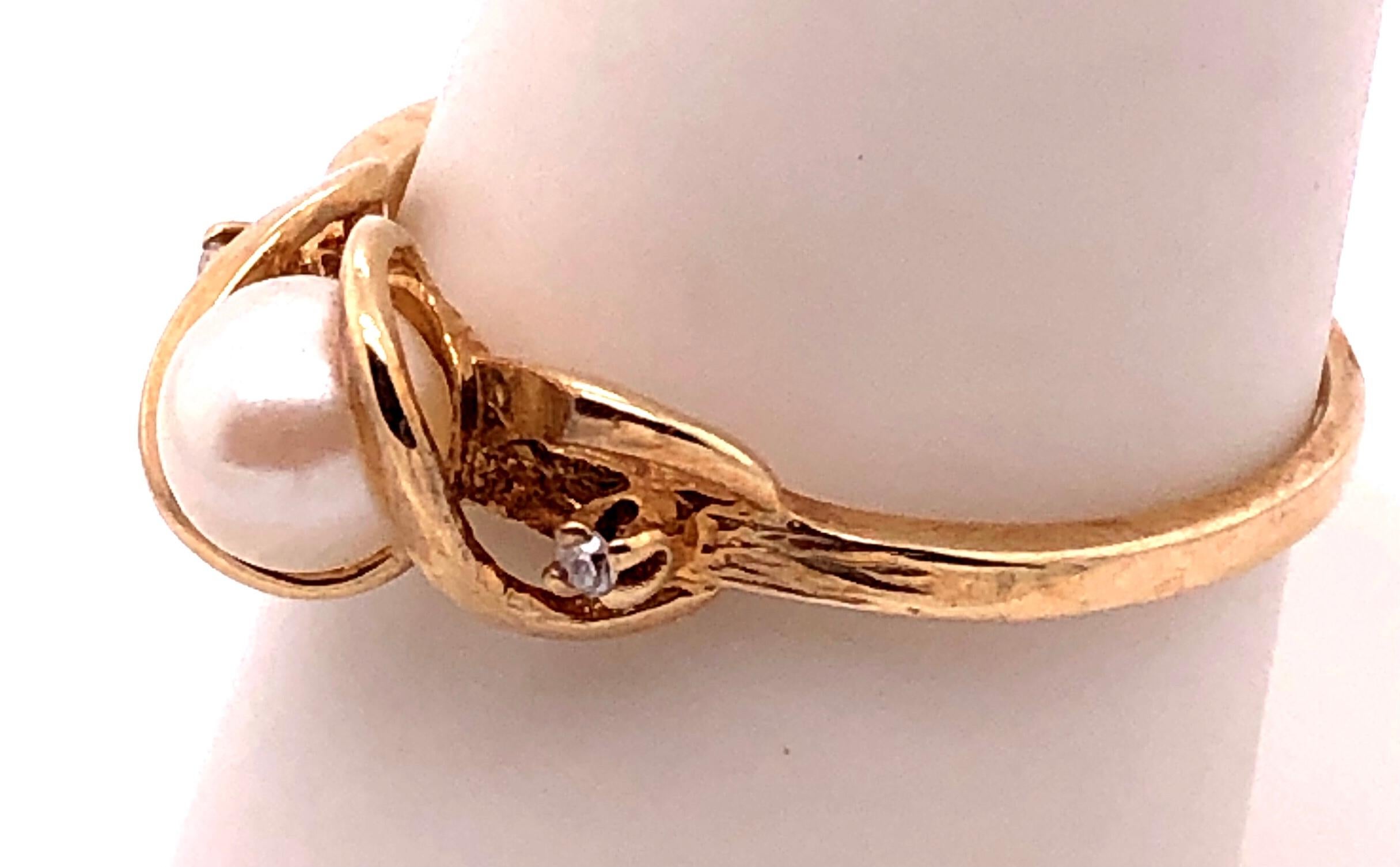 14 Karat Yellow Gold Fashion Pearl Ring with Round Diamonds In Good Condition For Sale In Manhasset, NY