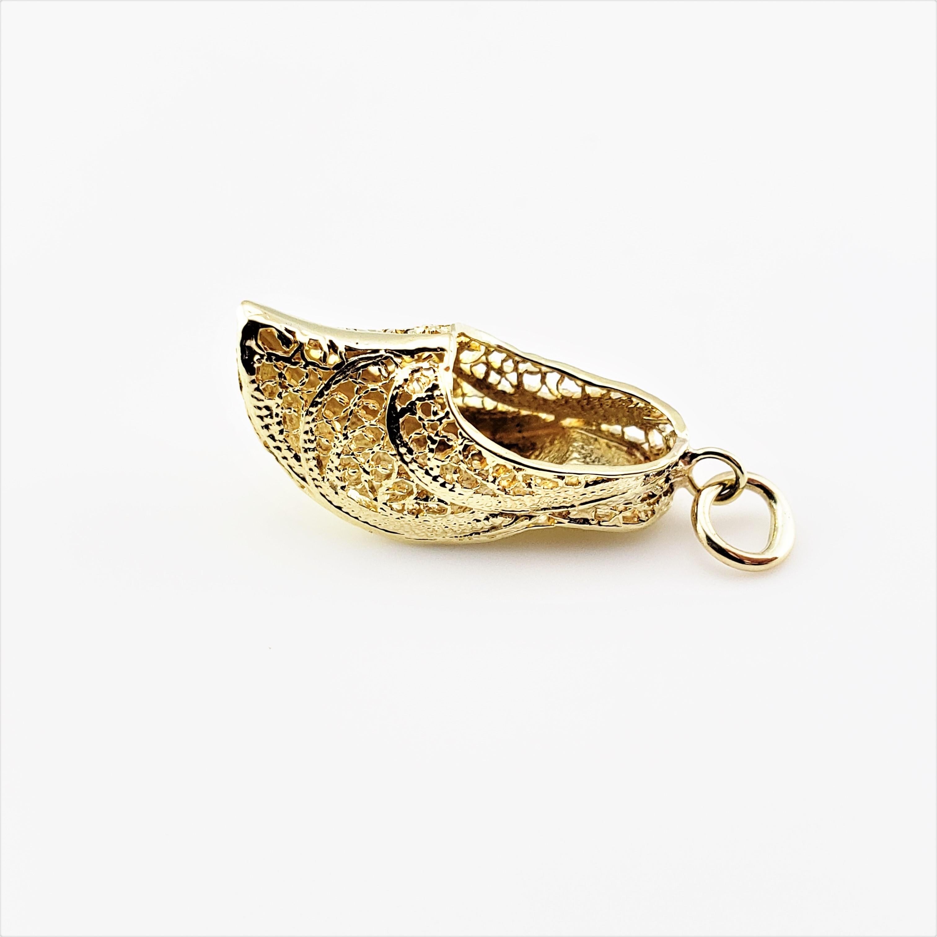 14 Karat Yellow Gold Filigree Dutch Shoe Charm-

Perfect addition to your travel charm collection!

This lovely 3D charm features a miniature Dutch shoe beautifully detailed in 14K yellow gold filigree.

*Chain not included

Size:  21 mm x 7 mm