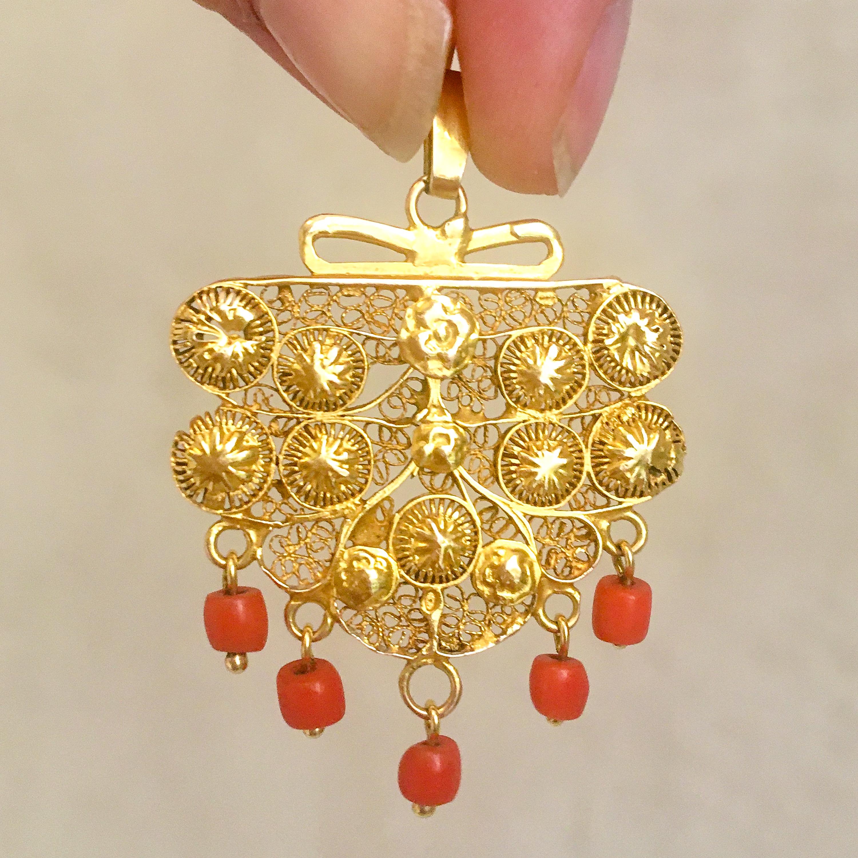 Antique Coral and Filigree 14K Gold Pendant In Good Condition For Sale In Rotterdam, NL