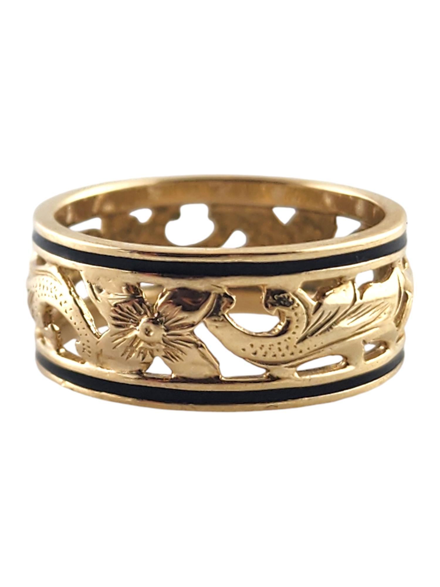 14 Karat Yellow Gold Filigree Ring with Black Enamel Size 5.75 #19654 In Good Condition For Sale In Washington Depot, CT