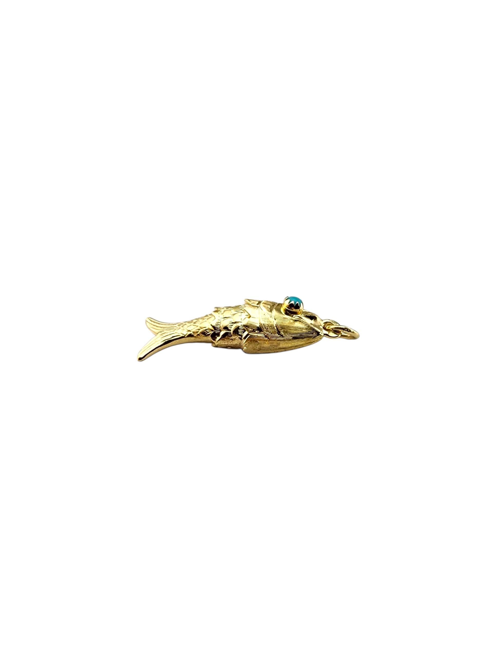Ciondolo a forma di pesce in oro giallo 14 carati

Questo ciondolo a forma di pesce in oro giallo 14 carati presenta una finitura lucida e un design dettagliato con due occhi cabochon blu. Un pezzo giocoso e simbolico, perfetto per aggiungere un