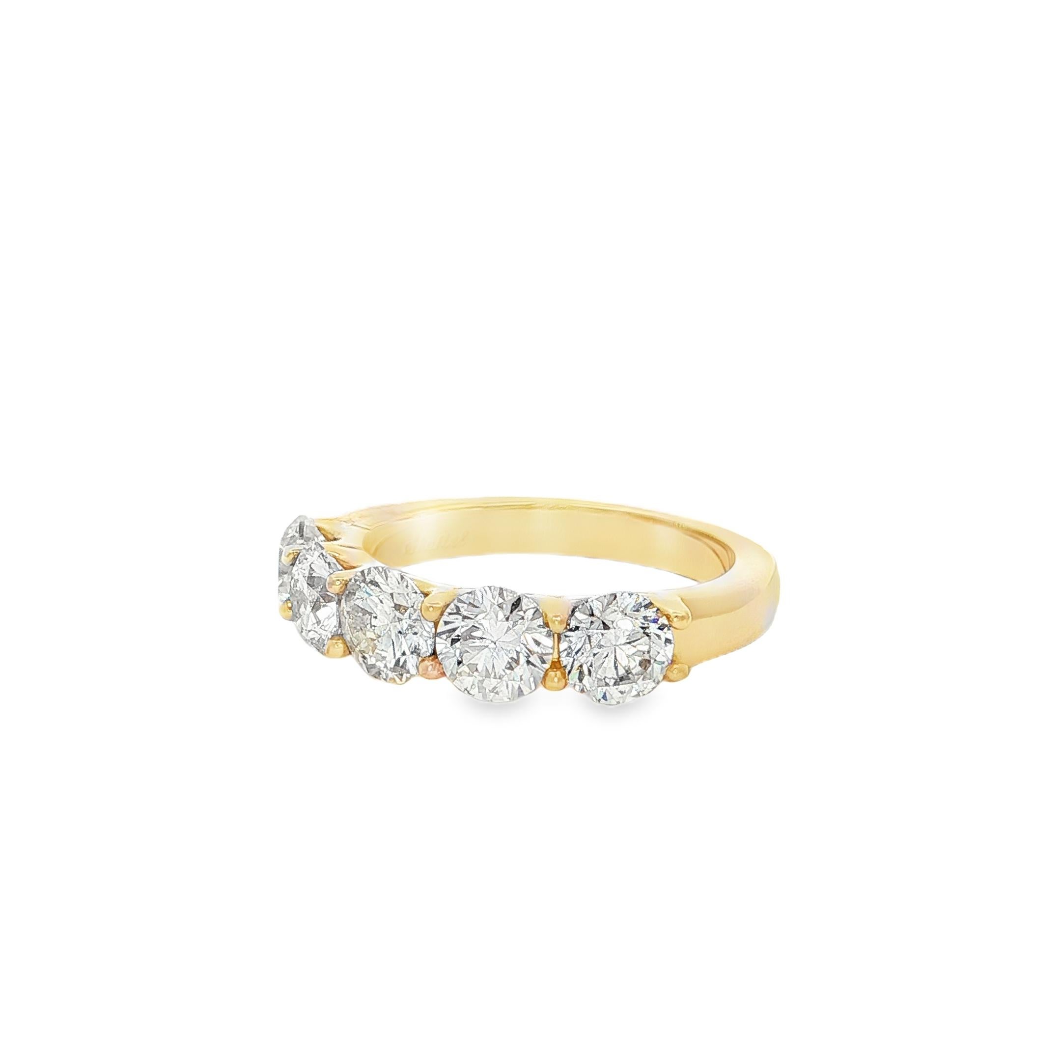 Cet élégant bracelet en or jaune 14 carats met en valeur cinq magnifiques diamants ronds naturels totalisant 2,53 carats dans une monture à griffes partagées. Cette bague est  parfait pour célébrer un engagement spécial. Conçue pour les femmes et