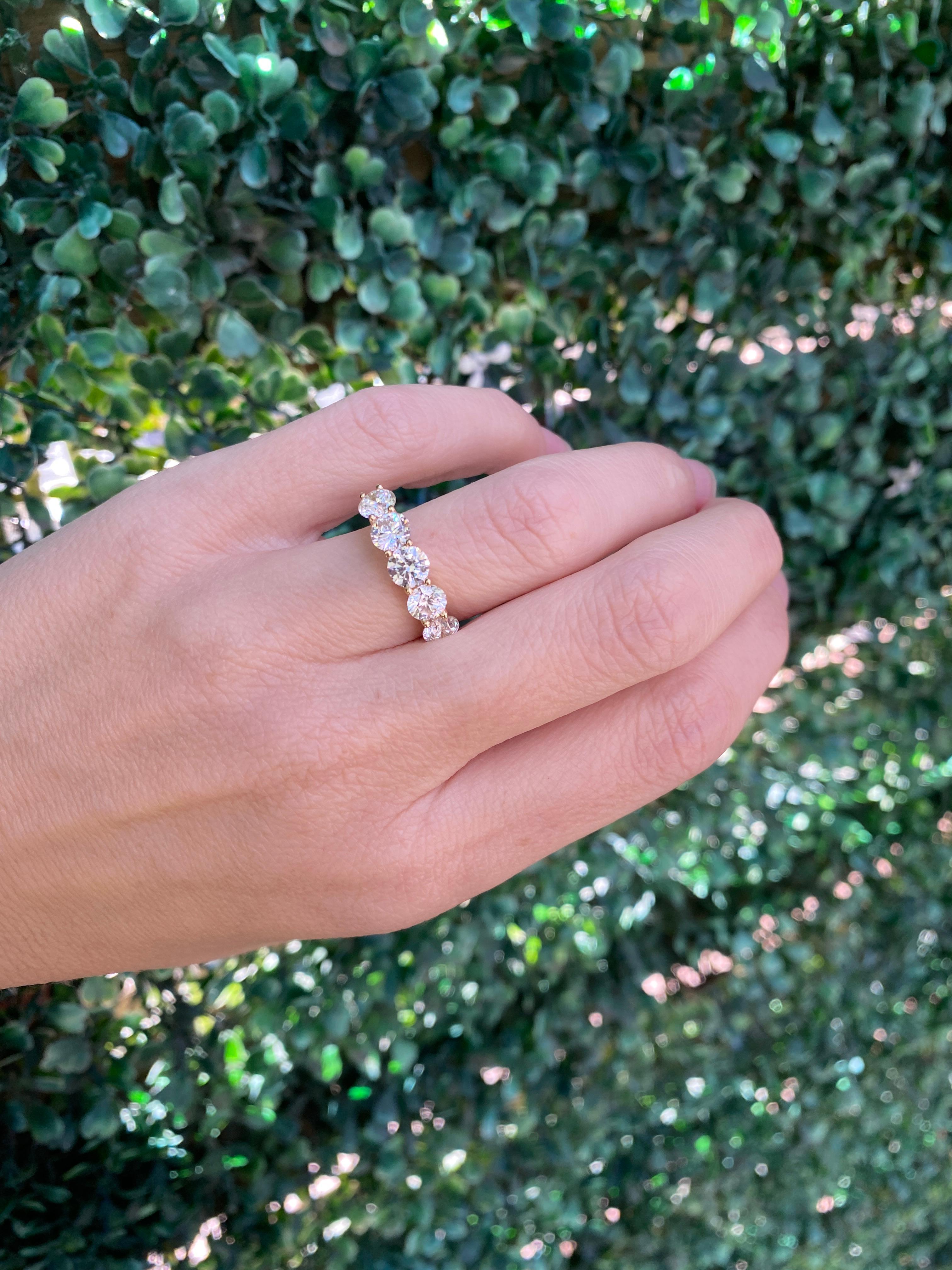 Taille ronde Bandeau en or jaune 14 carats à cinq pierres en diamant naturel en vente