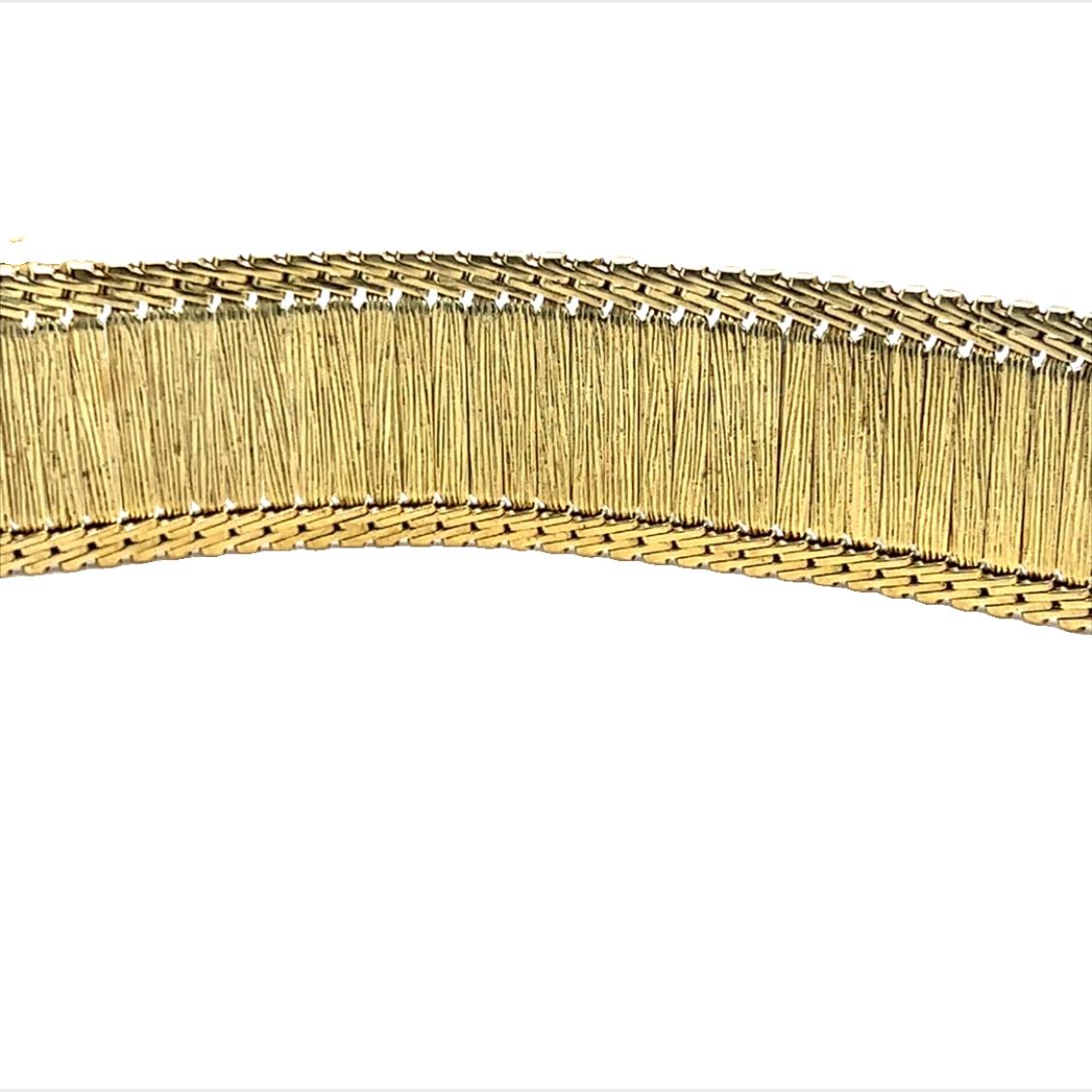 Rétro Bracelet français de style rétro en or jaune 14 carats texturé, design à charnière flexible en vente