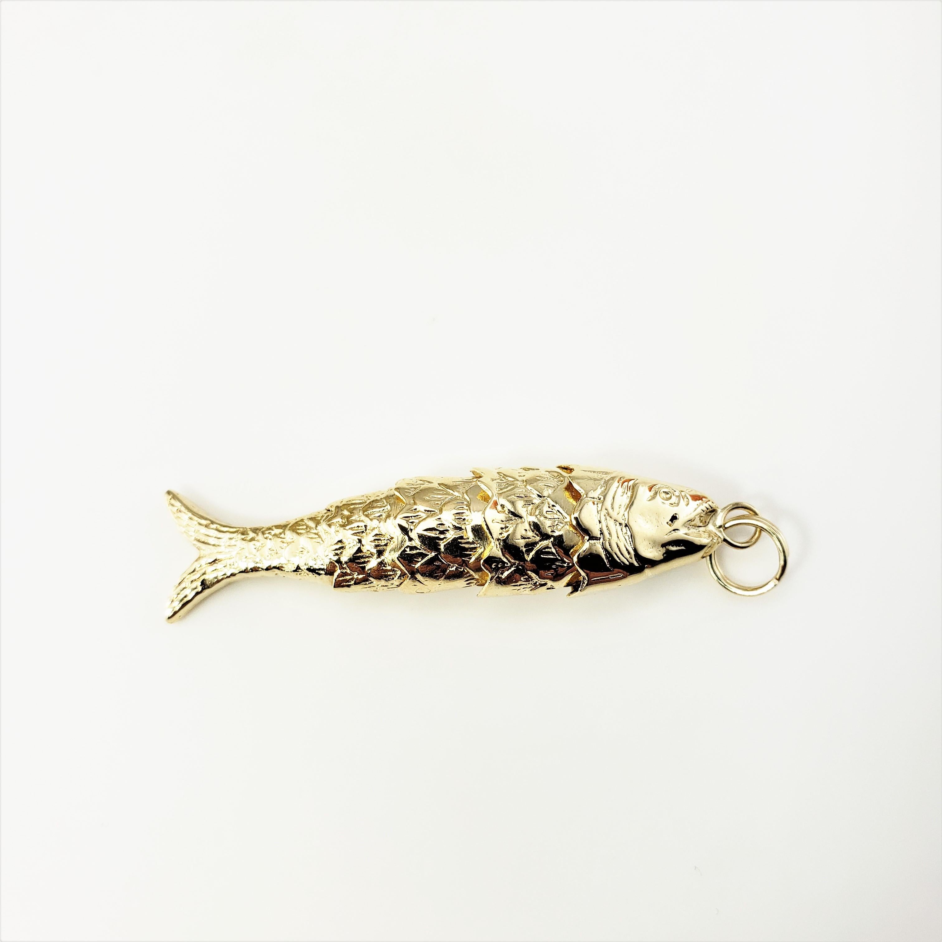 14 Karat Gelbgold Flexibler Fisch-Anhänger-

Dieser hübsche Anhänger zeigt einen beweglichen Fisch, der sorgfältig in 14-karätigem Gelbgold ausgeführt ist.

Größe:  48 mm x  11 mm

Gewicht:   4.1 dwt. /  6.4 gr.

Gestempelt: 14K

Sehr guter Zustand,