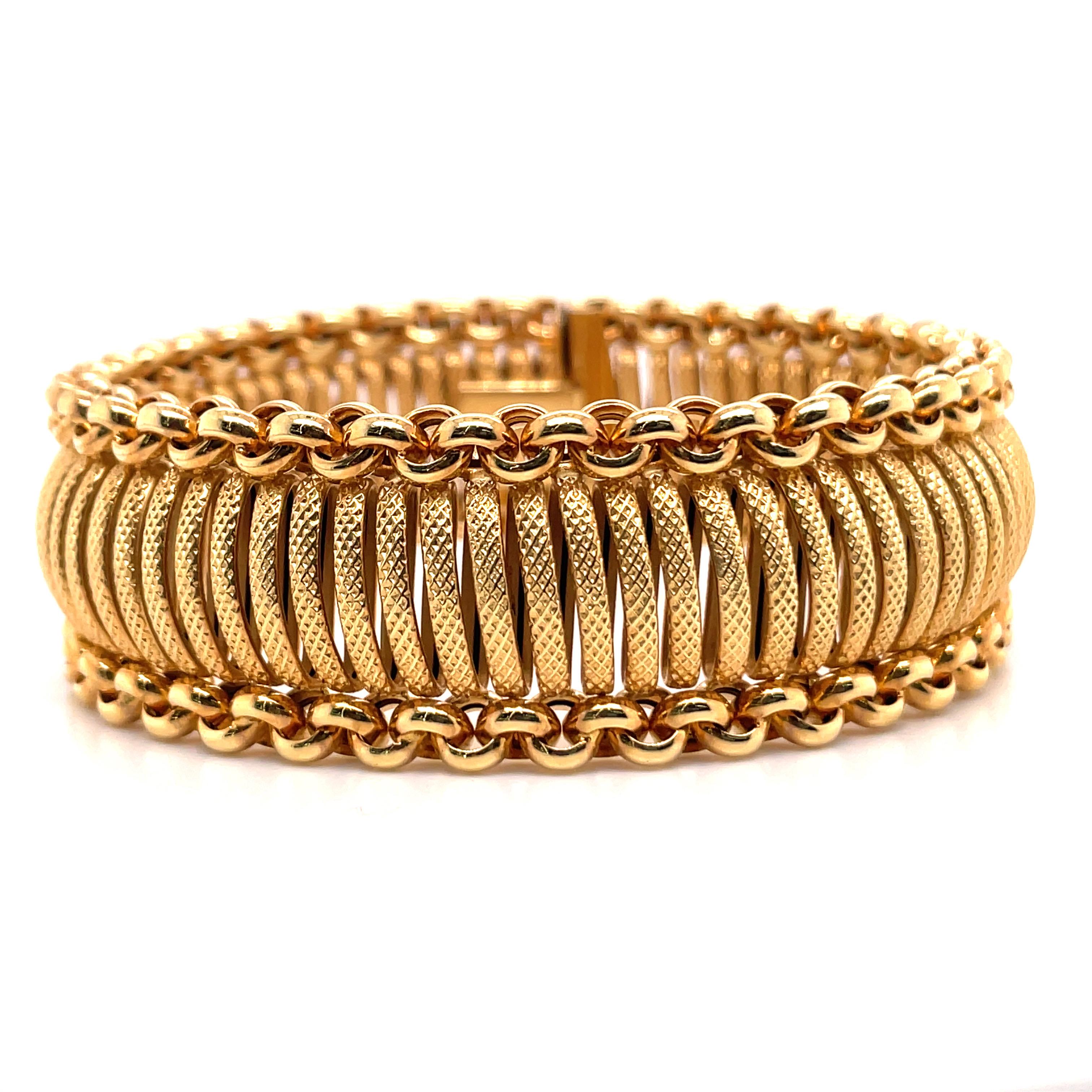 Flexibles Armband aus 14 Karat Gelbgold mit polierten Ottergliedern und einem matten Seildesign in der Mitte.
Hergestellt in Italien 