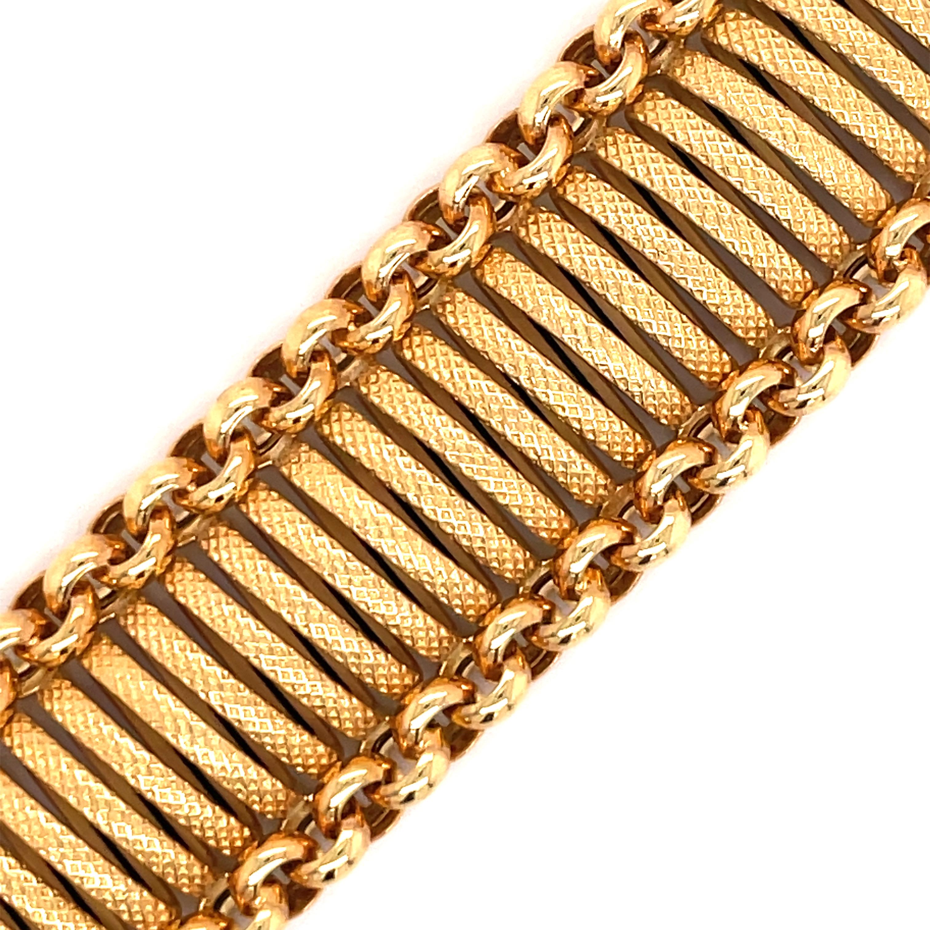 Flexibles, breites Armband aus 14 Karat Gelbgold, hergestellt in Italien, 32.2 Gramm Damen im Angebot