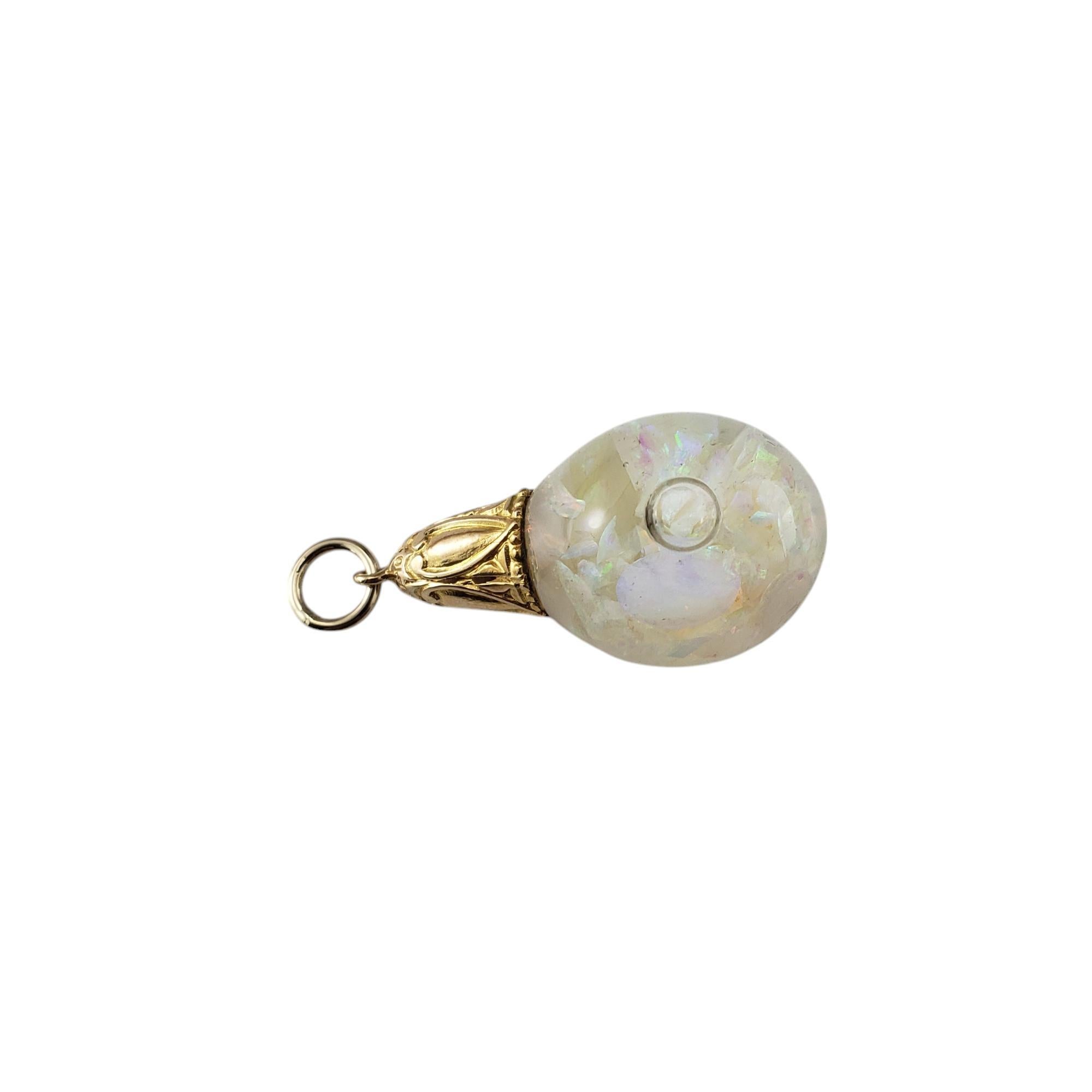 Pendentif en or jaune 14 carats avec opale flottante

Ce charmant pendentif présente une goutte de verre remplie d'éclats d'opale véritable et maintenue par un capuchon en or jaune 14K magnifiquement détaillé.

Taille : 28 mm x 15 mm

Poids : 2,8