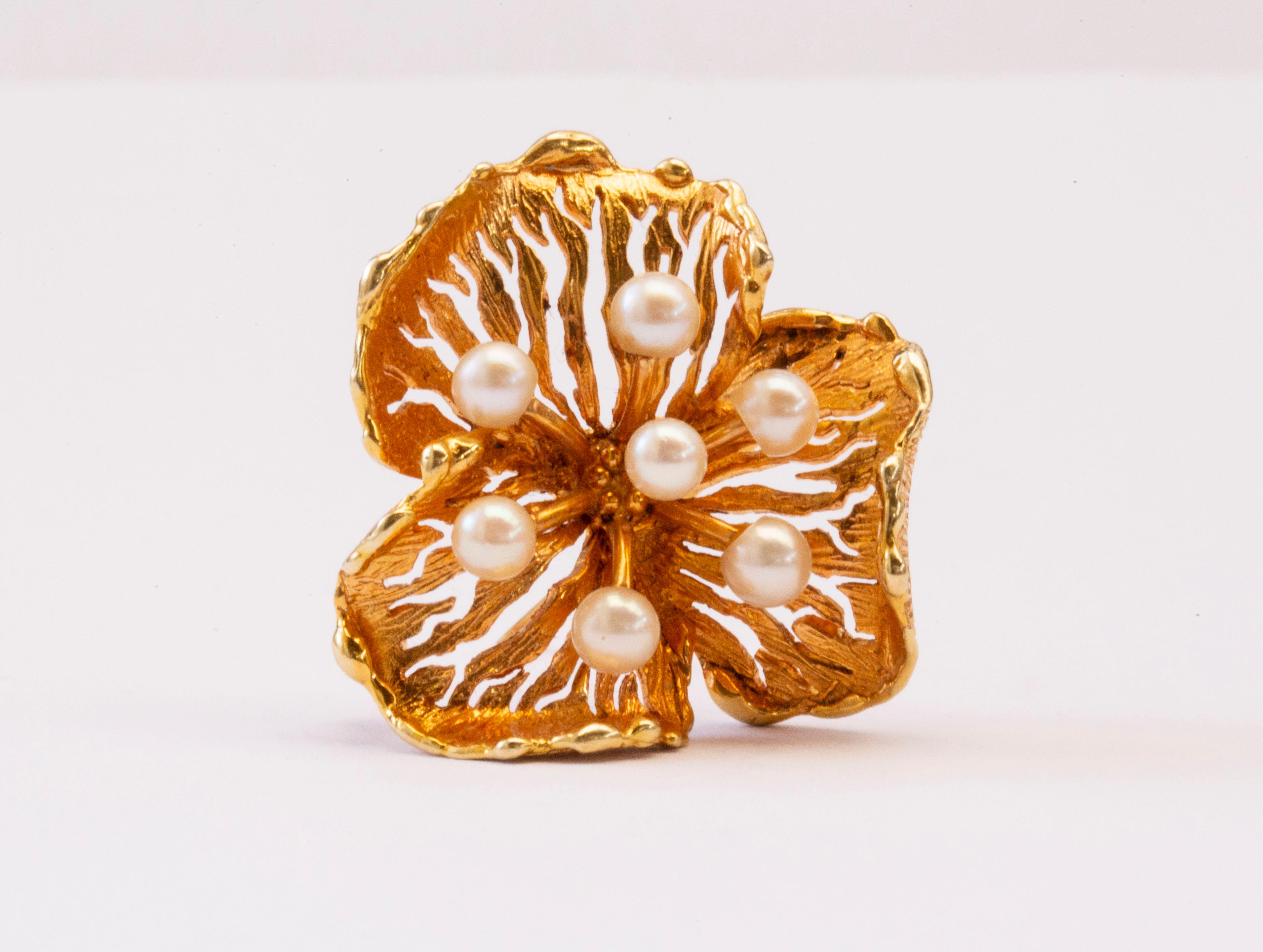 14 Karat Yellow Gold Floral Brooch with Seven Cultivated Akoya Pearls  In Good Condition For Sale In Arnhem, NL