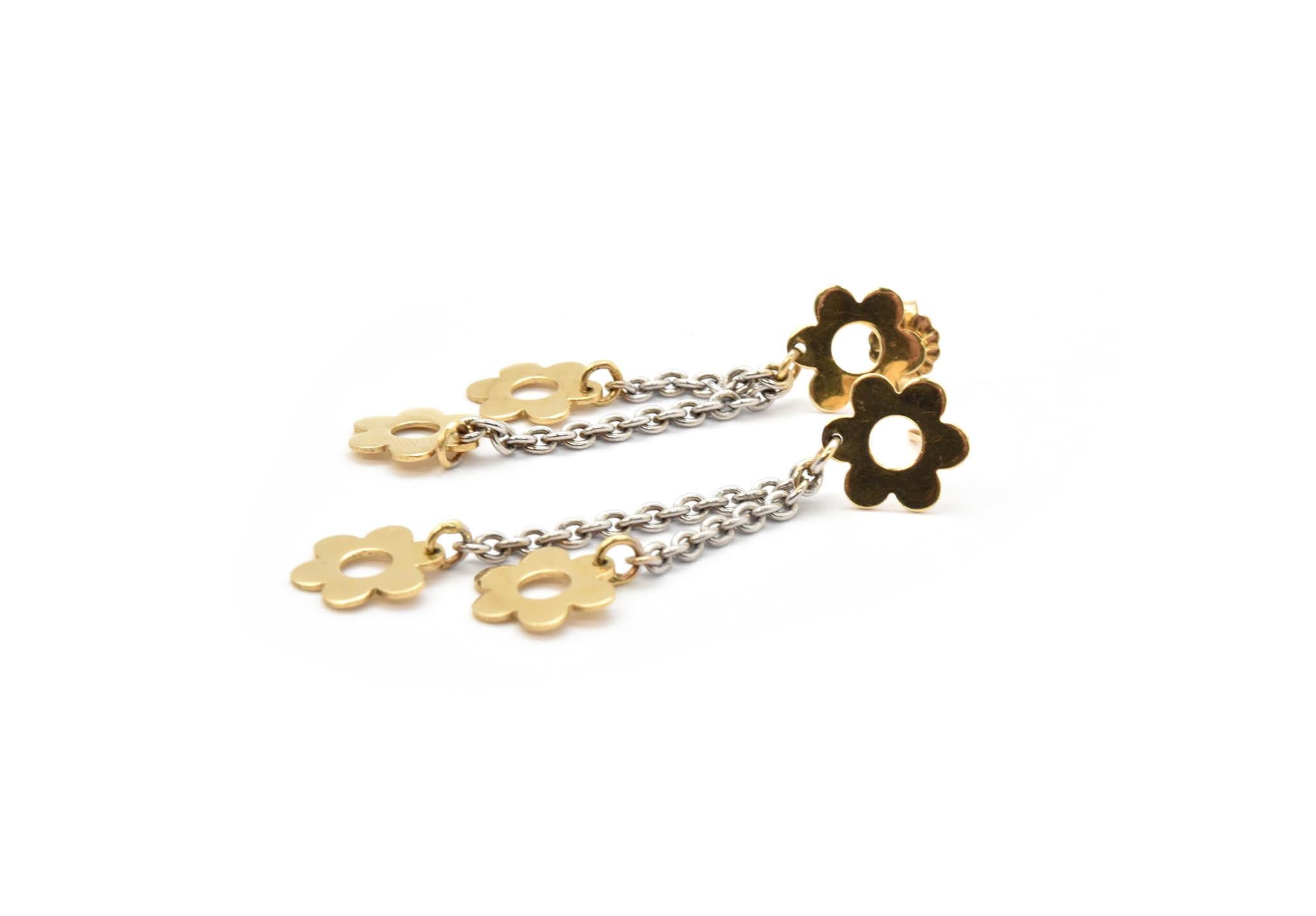 Modern 14 Karat Yellow Gold Flower Dangle Earrings, 4.00 Grams For Sale