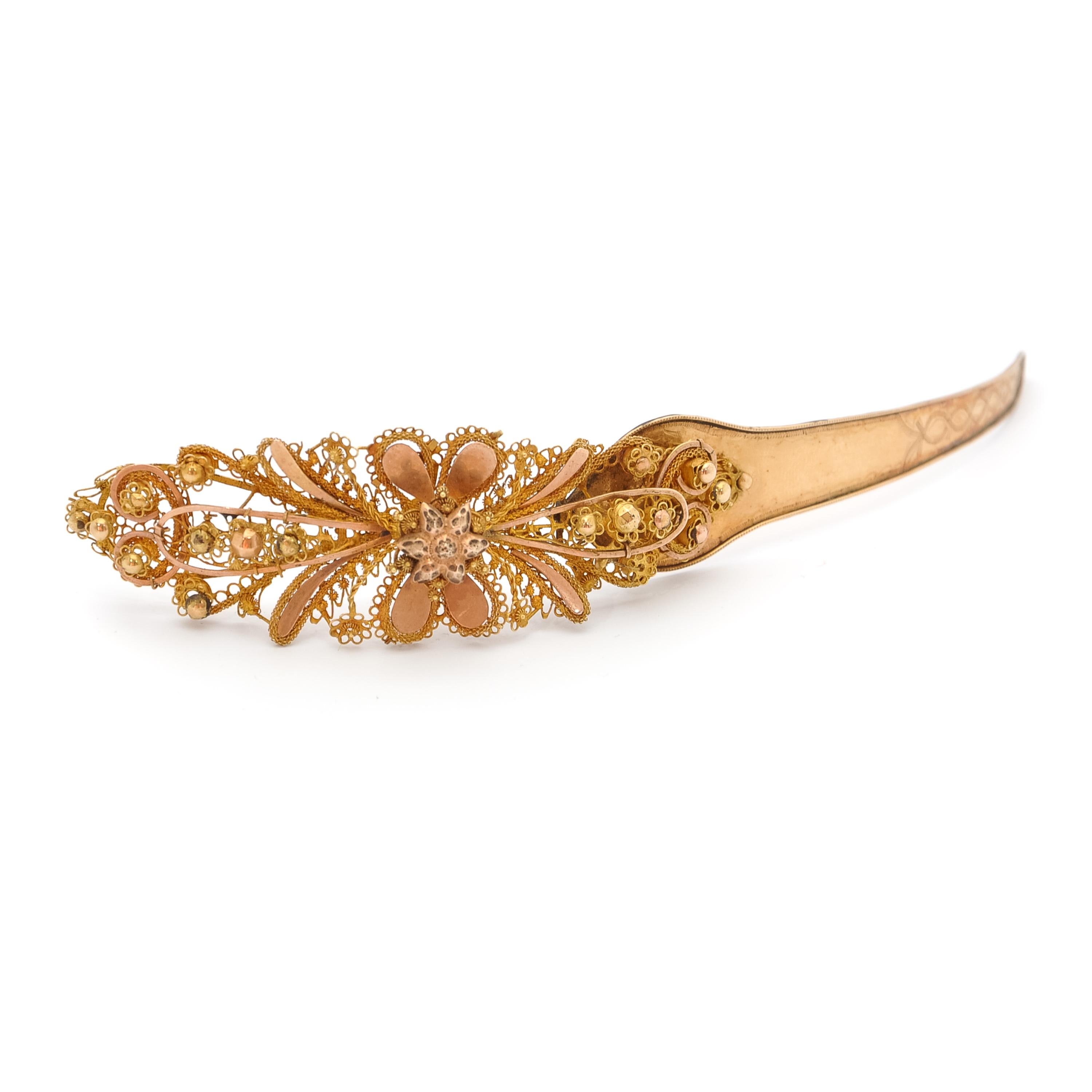 Ces magnifiques et rares épingles à cheveux du 19e siècle sont en or 14 carats. Ces ornements de coiffure sont magnifiquement détaillés avec un fin travail de filigrane et de cannetille. L'or est façonné en un décor floral orné, l'artisanat de ces