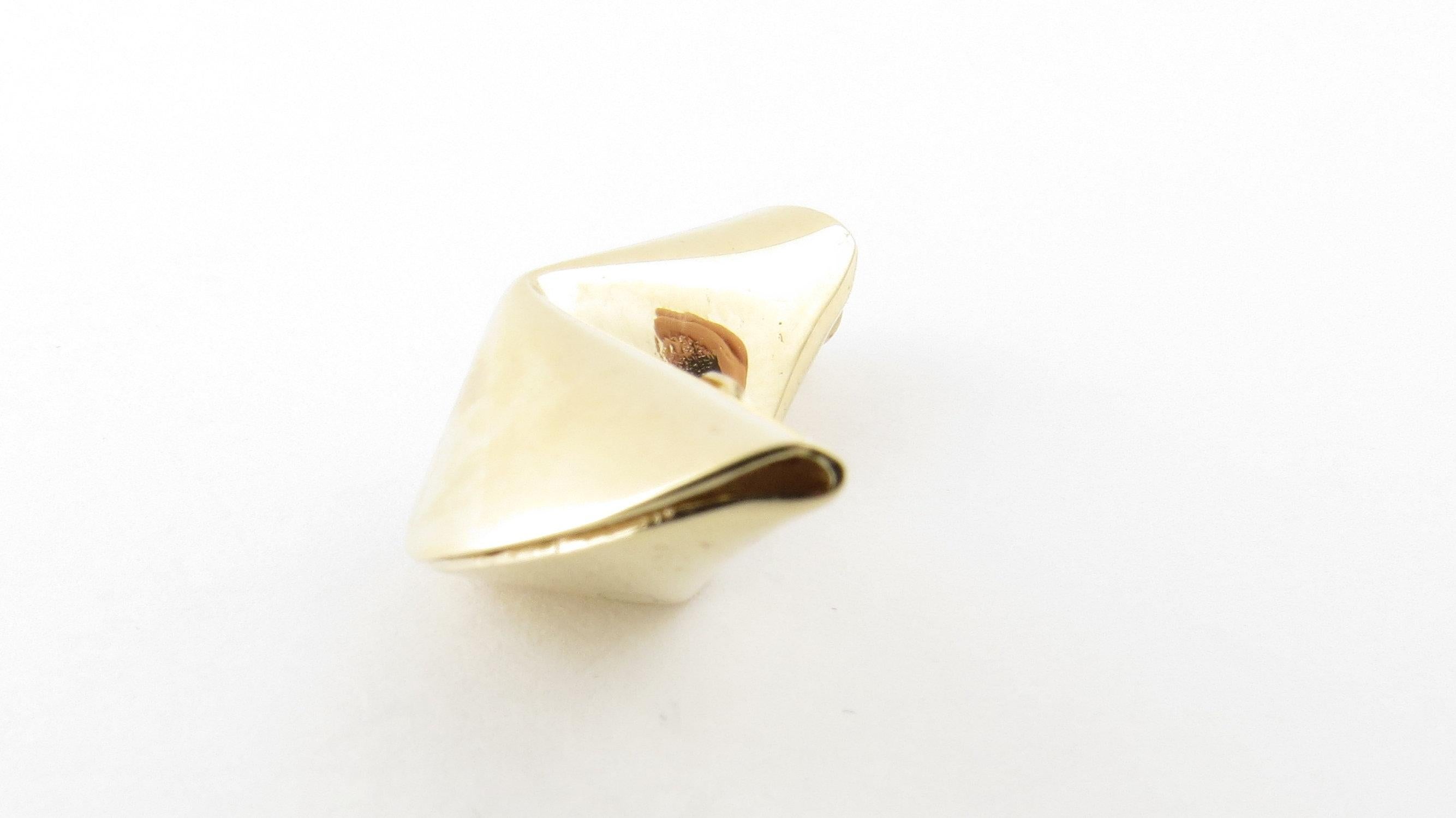 Vintage 14 Karat Yellow Gold Fortune Cookie Charm - Try your luck! This whimsical 3D charm features a miniature fortune cookie meticulously detailed in 14K yellow gold.
Size: 25 mm x 14 mm (actual charm) Weight: 2.4 dwt. / 3.8 gr. Stamped: 14K