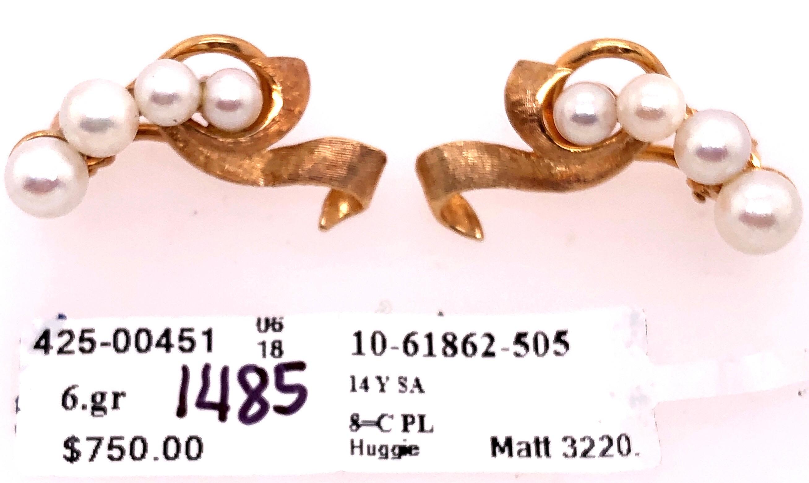 Boucles d'oreilles en goutte en or jaune 14 carats avec quatre perles et serrures anglaises en vente 5