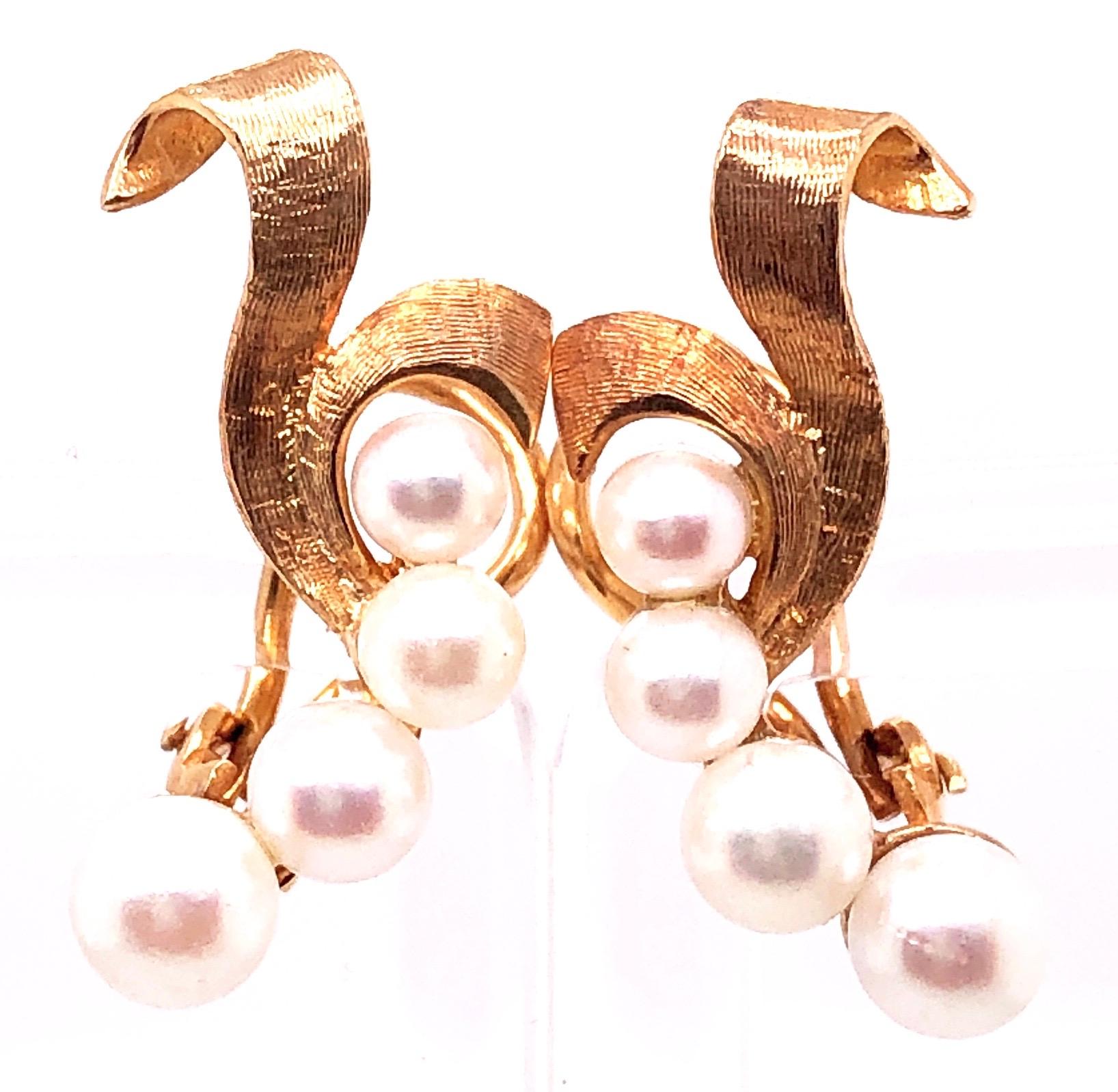 Moderne Boucles d'oreilles en goutte en or jaune 14 carats avec quatre perles et serrures anglaises en vente