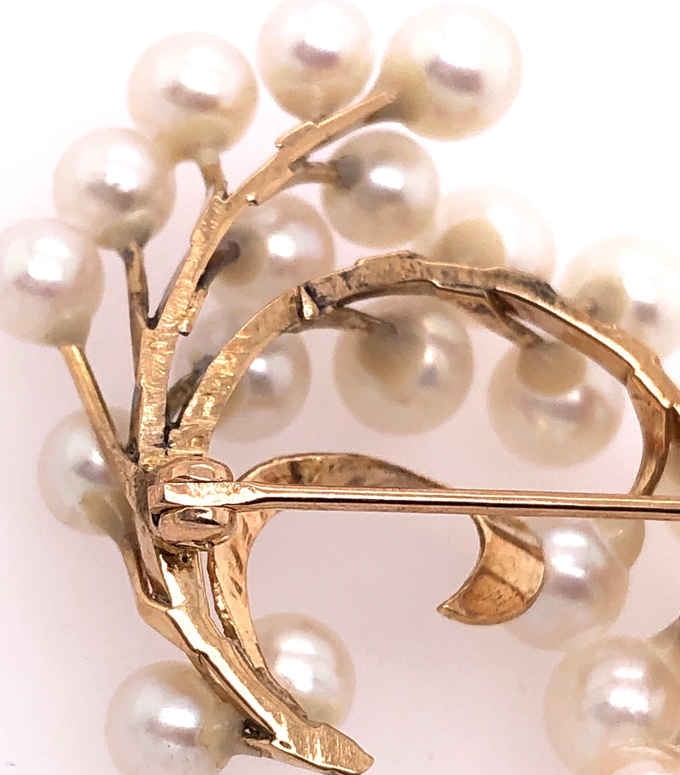 14 Karat Yellow Gold Free Form Brooch With Twenty Cultured Pearls
6.28 grams total weight.
