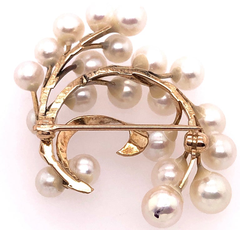 14 Karat Yellow Gold Freeform Brooch with Twenty Cultured Pearls In Good Condition For Sale In Stamford, CT