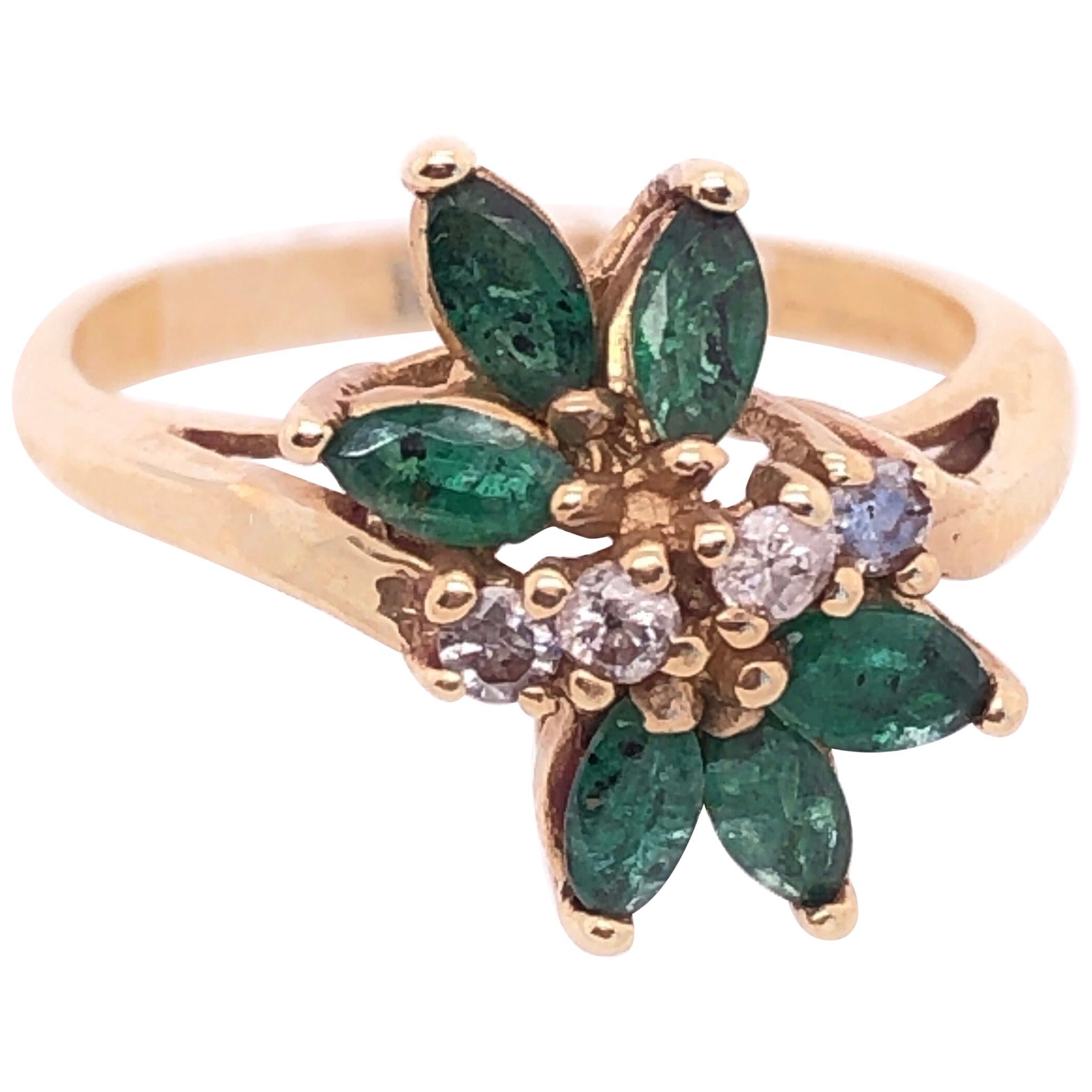 Anillo de Oro Amarillo de 14 Kilates Esmeralda Freeform con Detalles de Diamantes