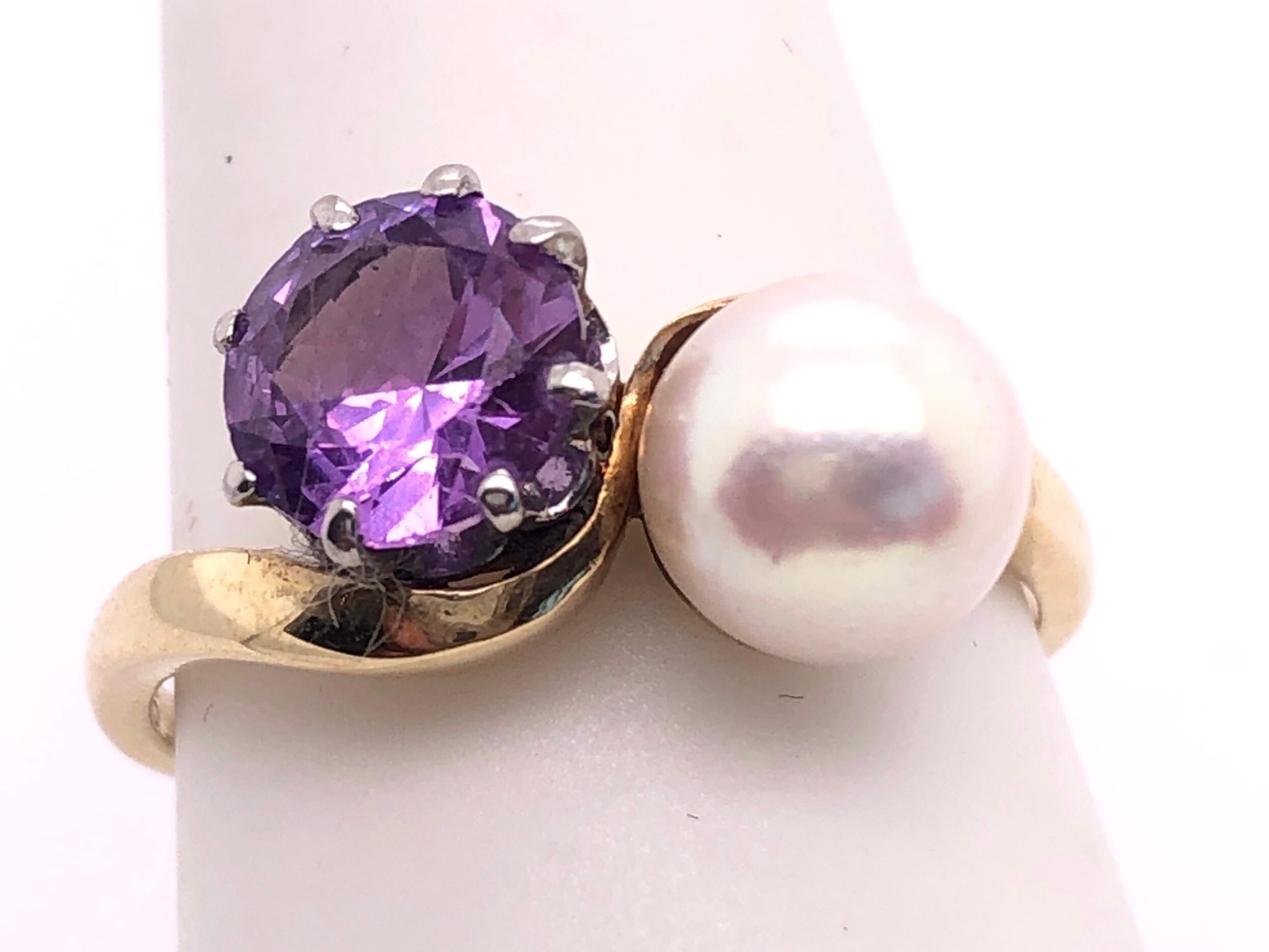 14 Karat Yellow Gold Freeform Ring with Solitaire Amethyst and Pearl In Good Condition For Sale In Stamford, CT