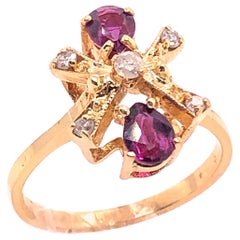 Anillo de oro amarillo de 14 quilates con forma libre de rubí y diamante