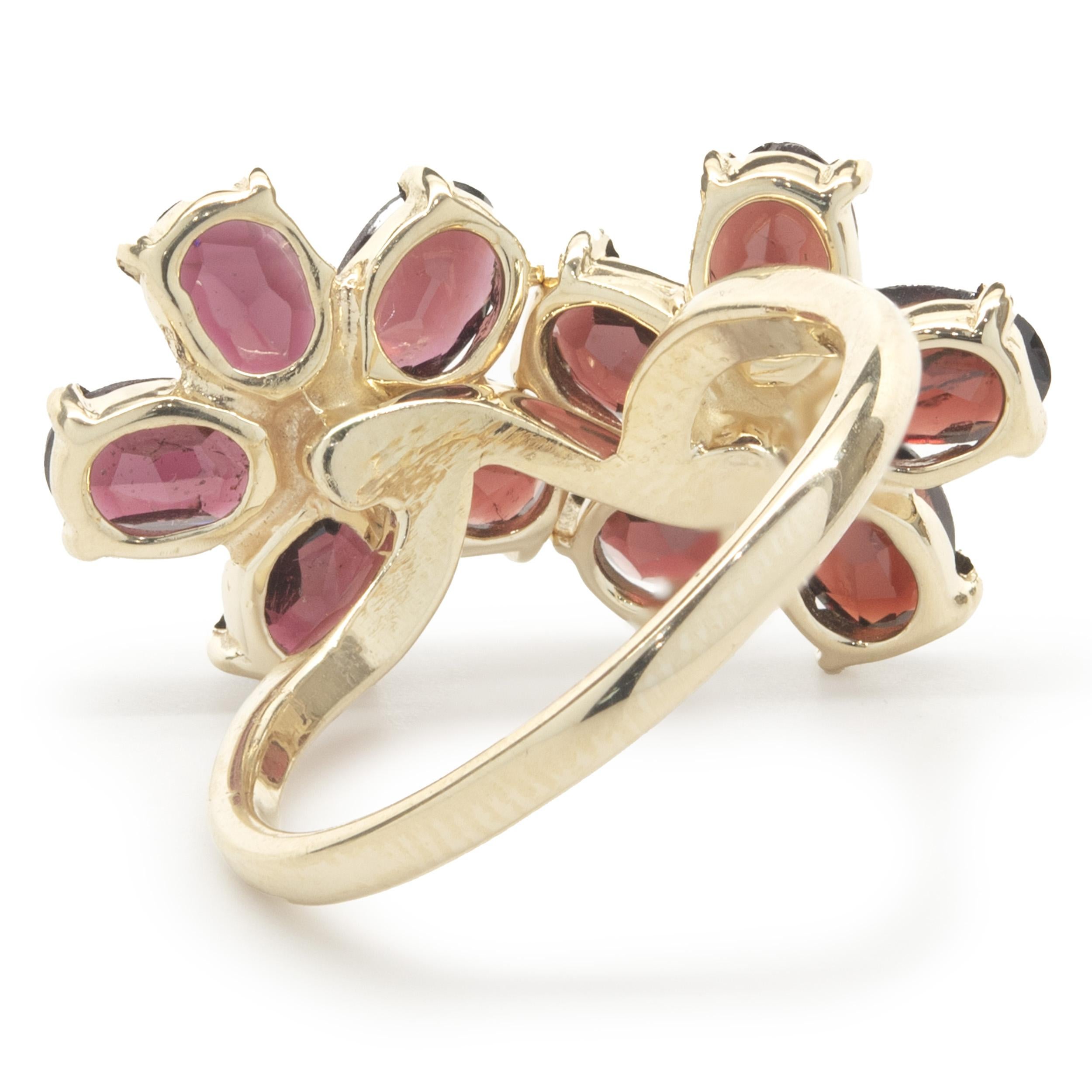 14 Karat Yellow Gold Garnet and Diamond Flower Ring In Excellent Condition For Sale In Scottsdale, AZ