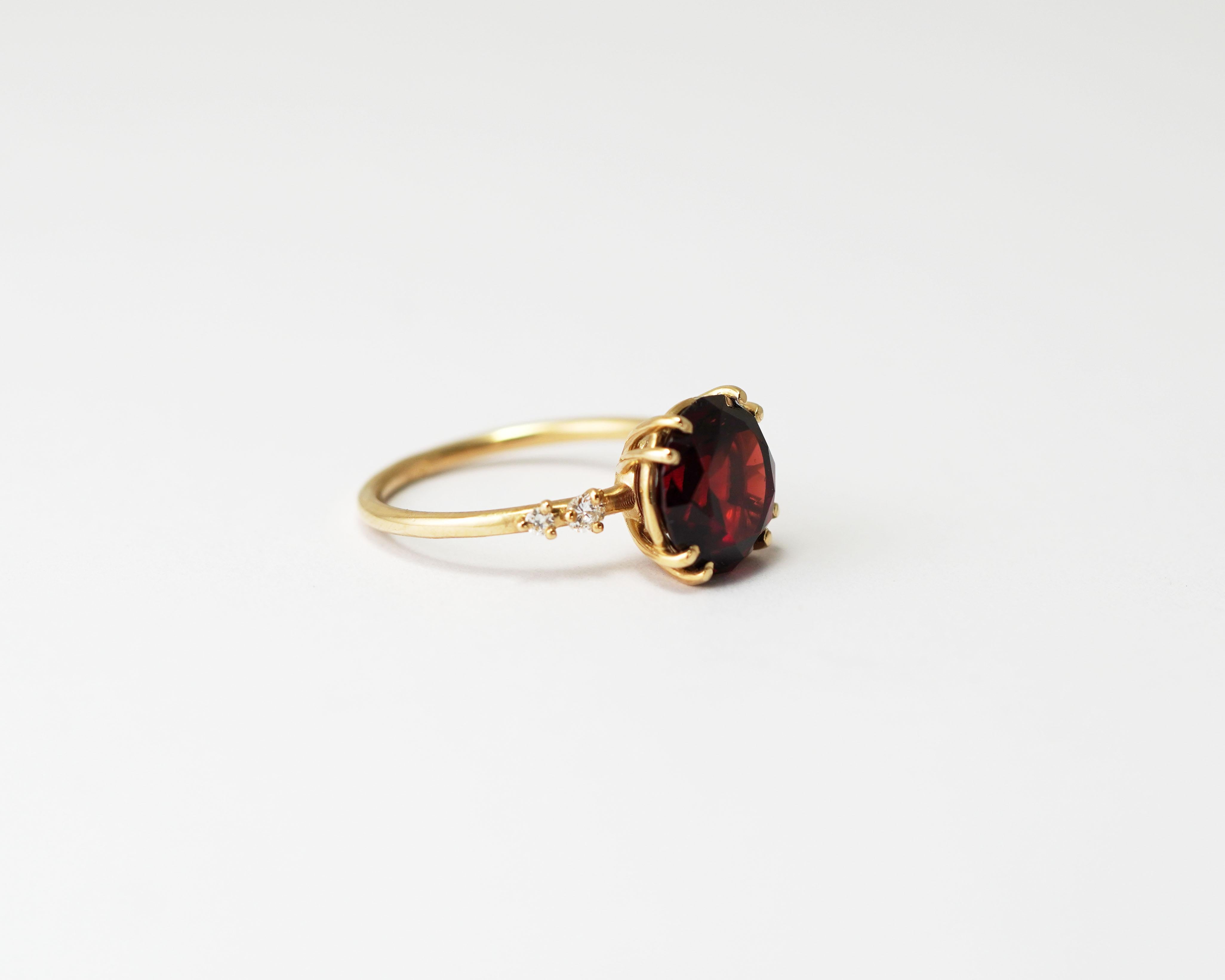 Bague rayonnante en or jaune 14kt grenat et diamant par Antonio Gems

Réalisée avec un art exceptionnel par Antonio Gems, cette bague intemporelle en or jaune 14 carats met en valeur la beauté captivante de sa pièce maîtresse - un grenat taille