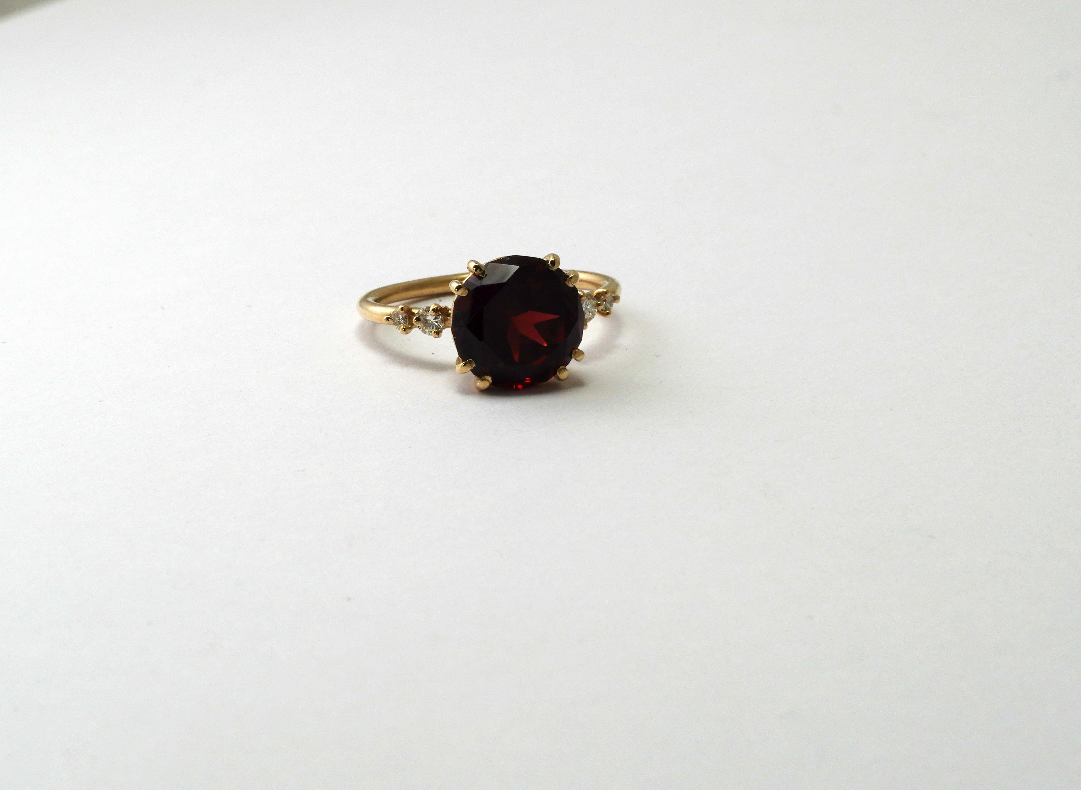 Moderne Bague en or jaune 14 carats grenat diamants en vente