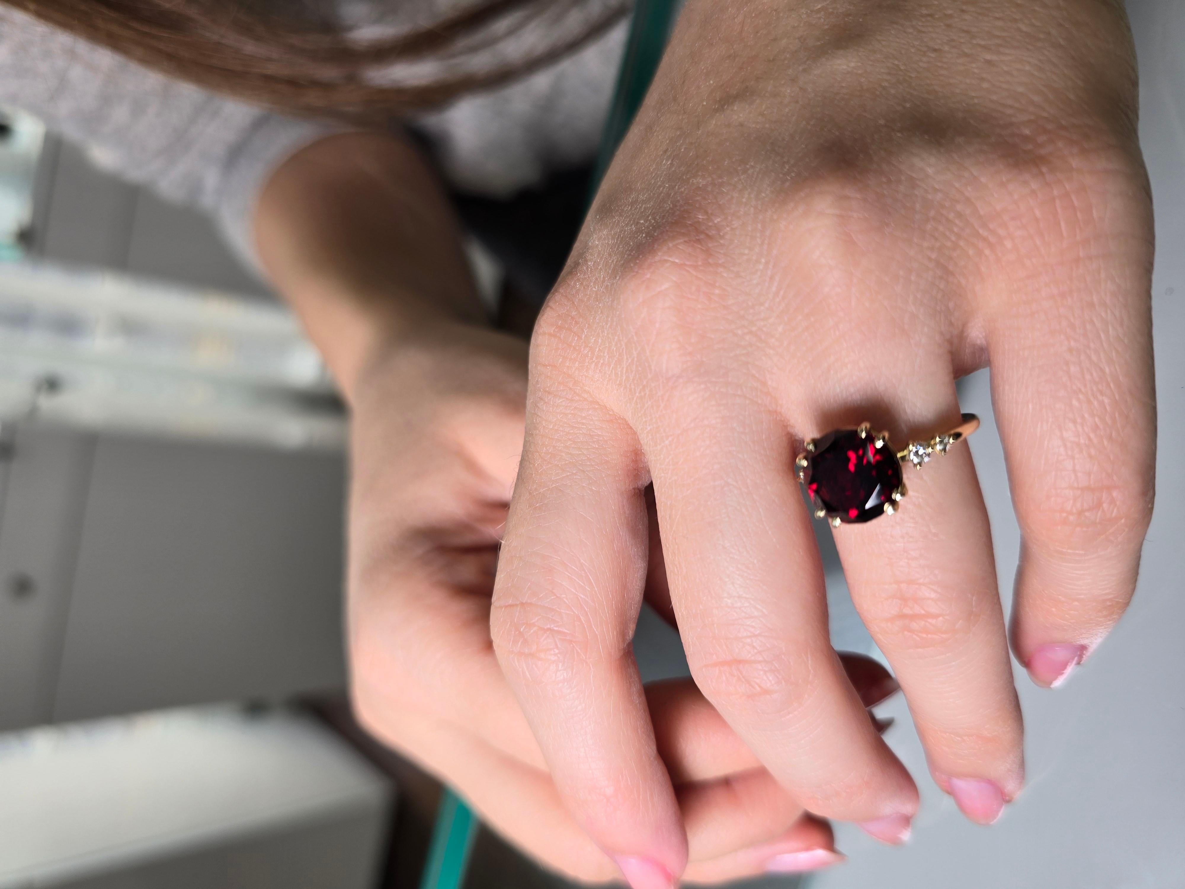 Bague en or jaune 14 carats grenat diamants en vente 3