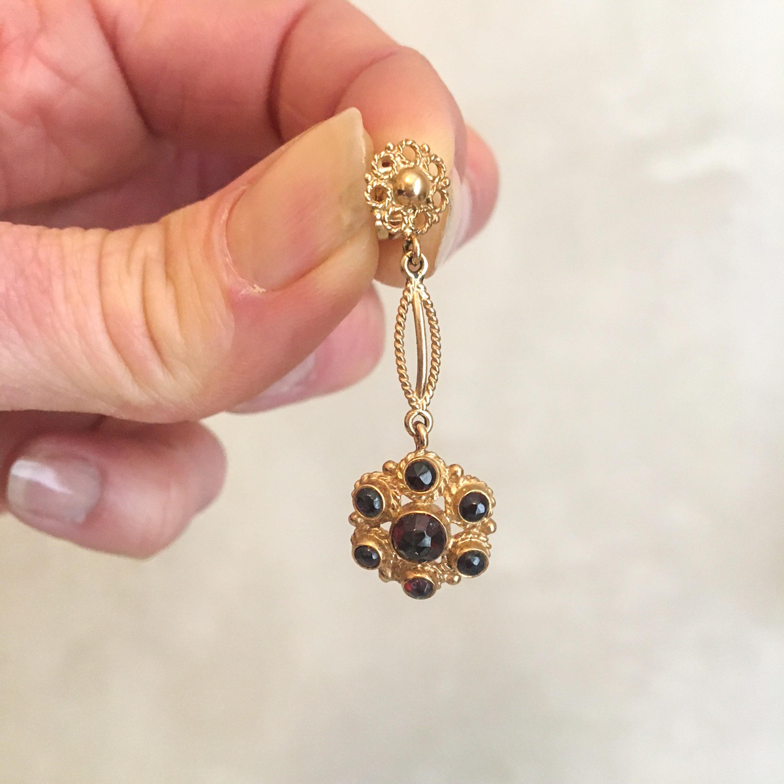 Antique 14K Yellow Gold Garnet Dangle Earrings In Good Condition For Sale In Rotterdam, NL