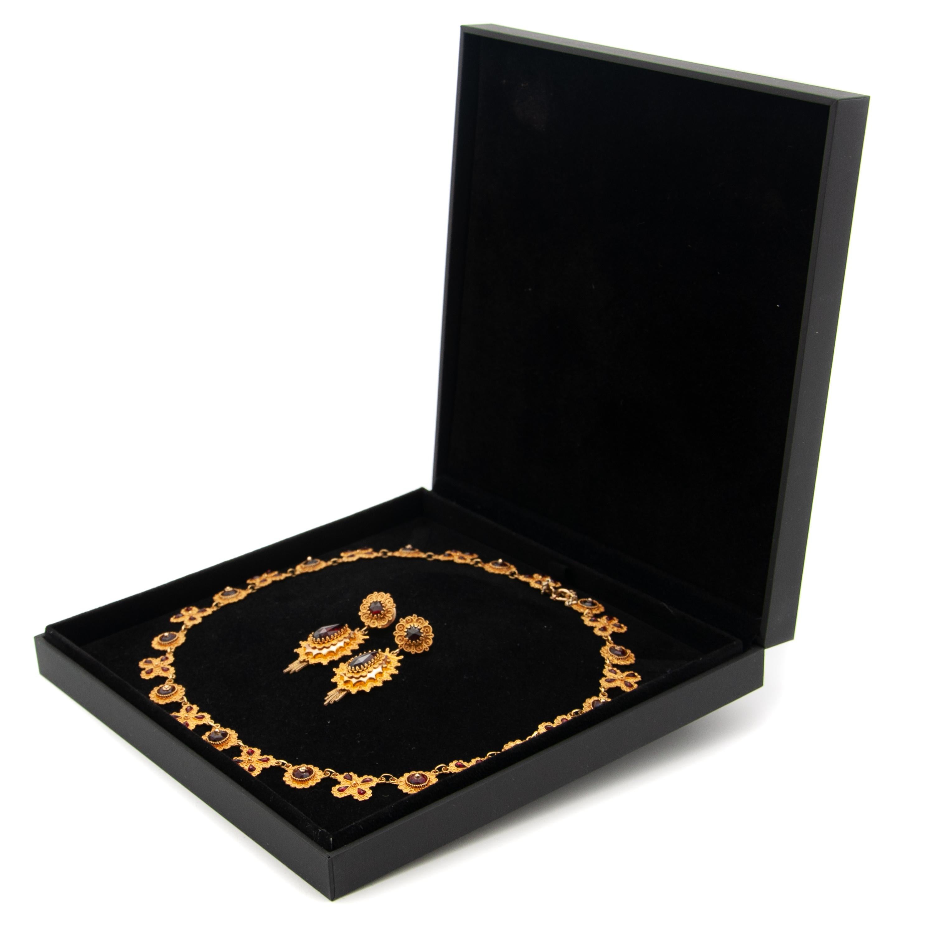 Boucles d'oreilles et collier pendants en grenat en or 14K, parure de bijoux anciens Pour femmes en vente